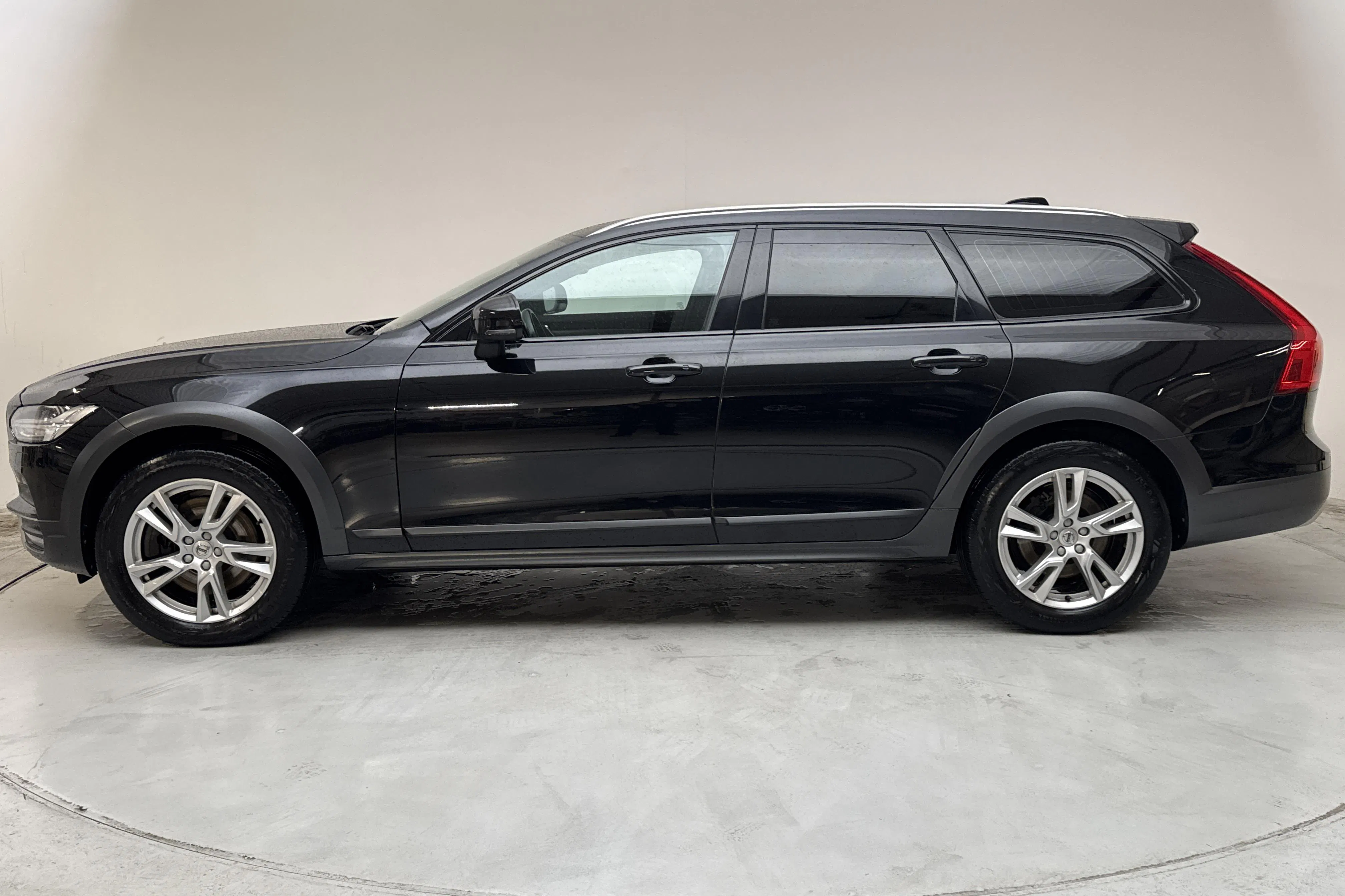 Presentationsfoto 2 av 16: Volvo V90 D4 Cross Country AWD (190hk) - 26 752 mil - Automat - svart - 2019