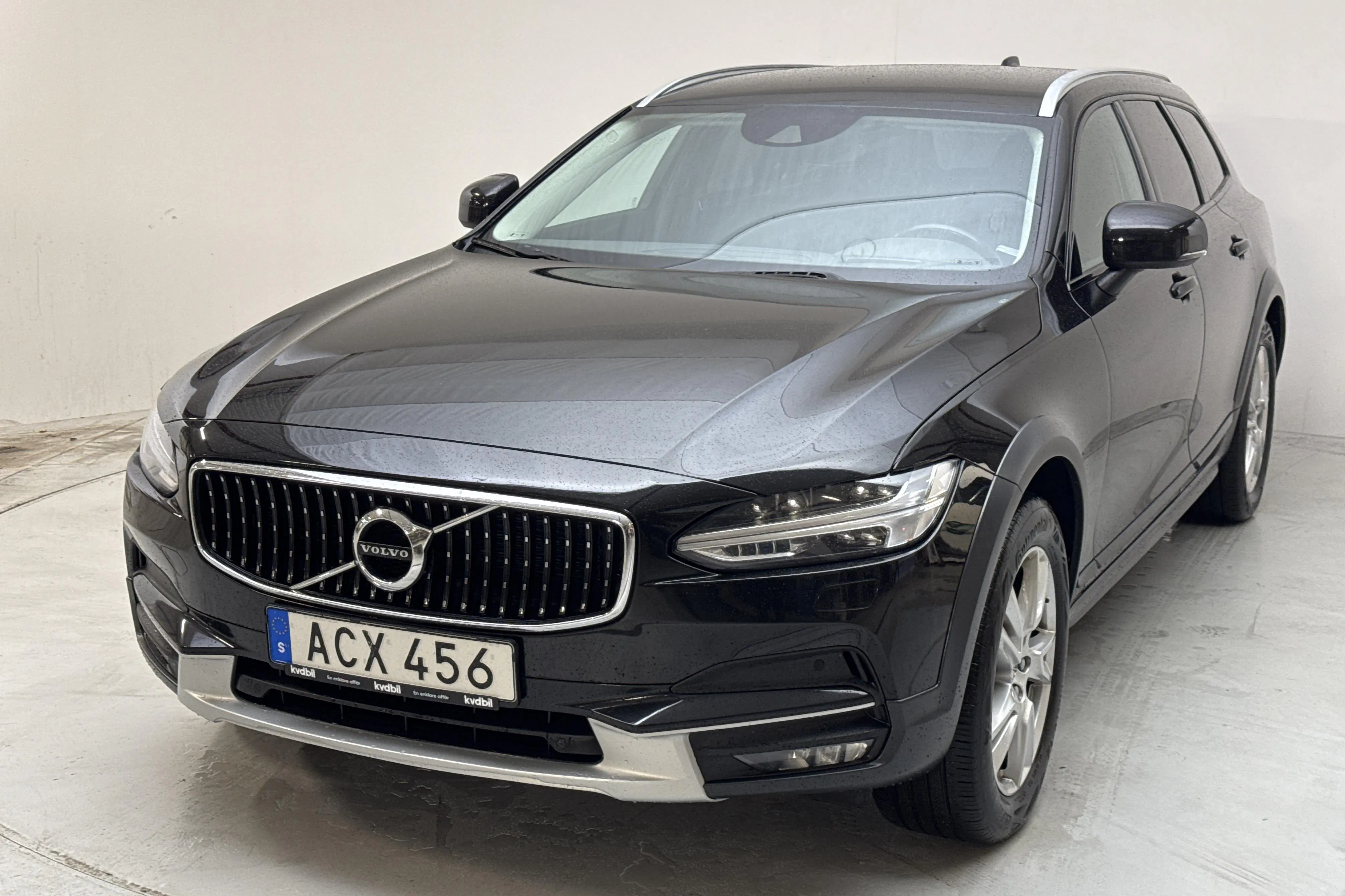Presentationsfoto 1 av 16: Volvo V90 D4 Cross Country AWD (190hk) - 26 752 mil - Automat - svart - 2019