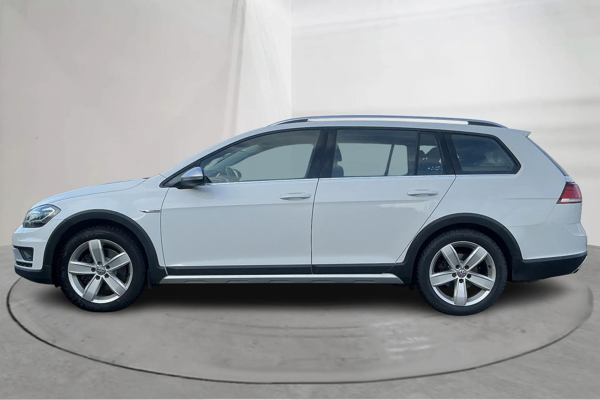 Presentation photo 2 of 16: VW Golf Alltrack 2.0 TDI 4MOTION (184hk) - 287 120 km - Automatic - white - 2020