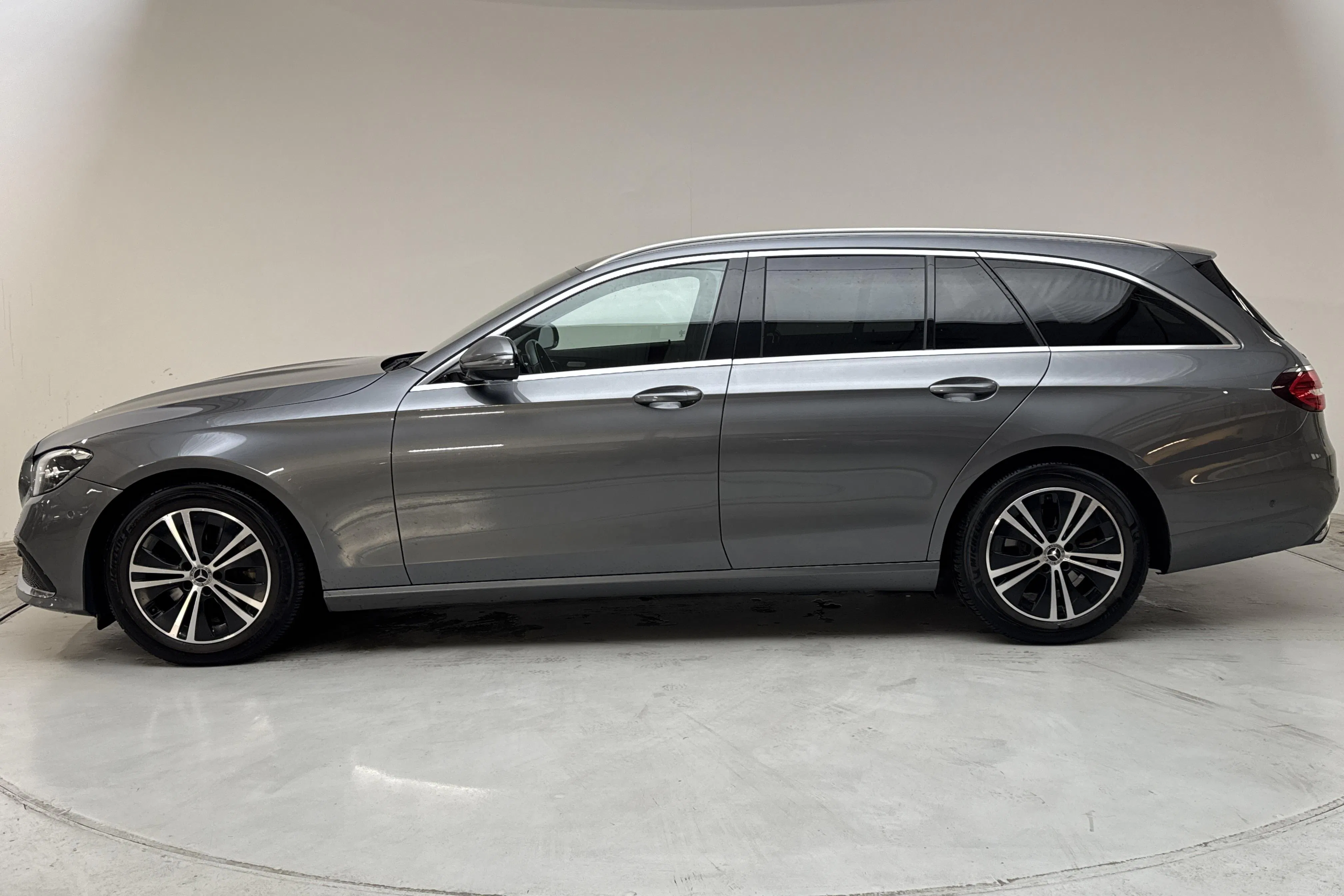 Presentationsfoto 2 av 16: Mercedes E 220 d 4MATIC Kombi S213 (194hk) - 26 661 mil - Automat - grå - 2021