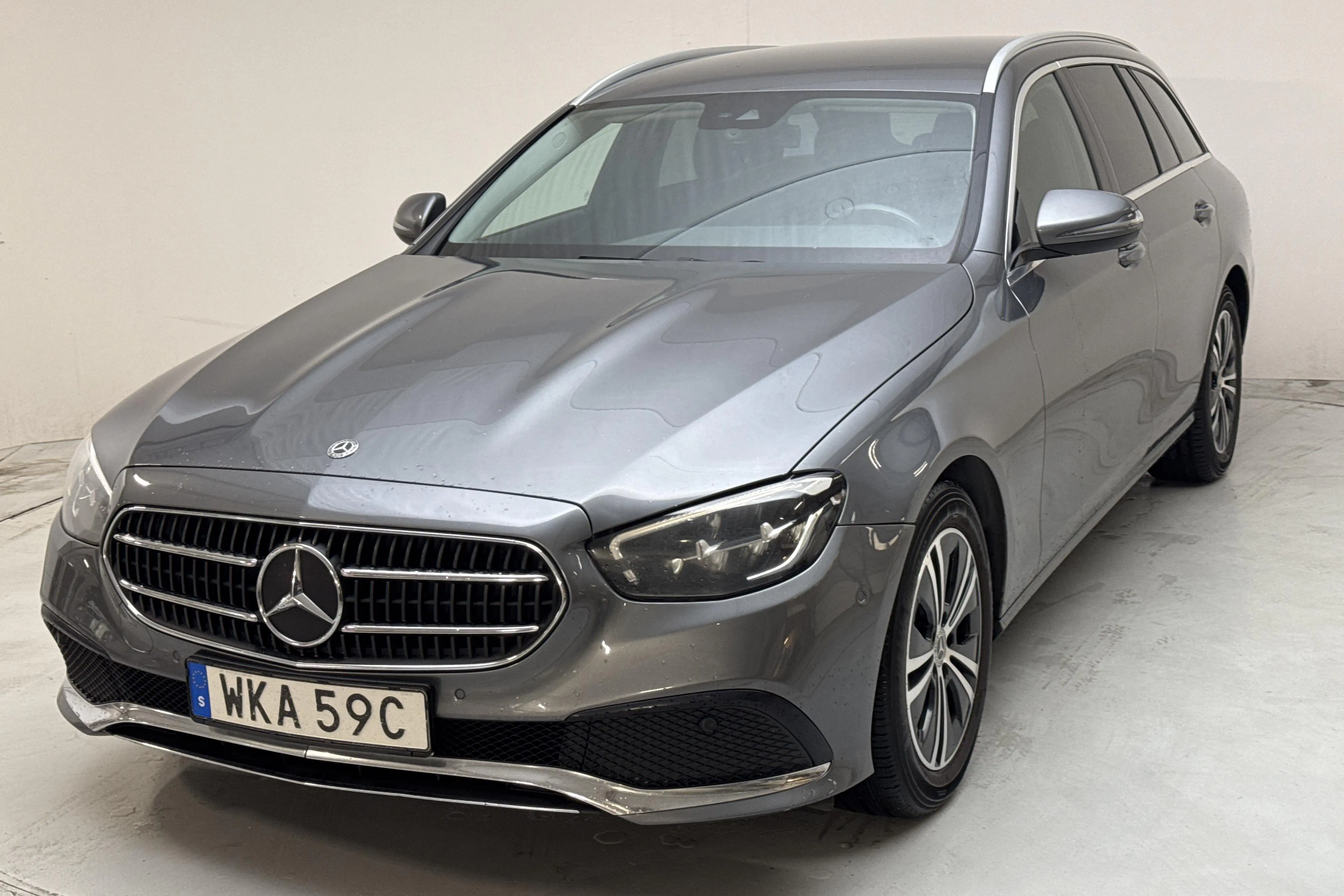 Presentationsfoto 1 av 16: Mercedes E 220 d 4MATIC Kombi S213 (194hk) - 26 661 mil - Automat - grå - 2021