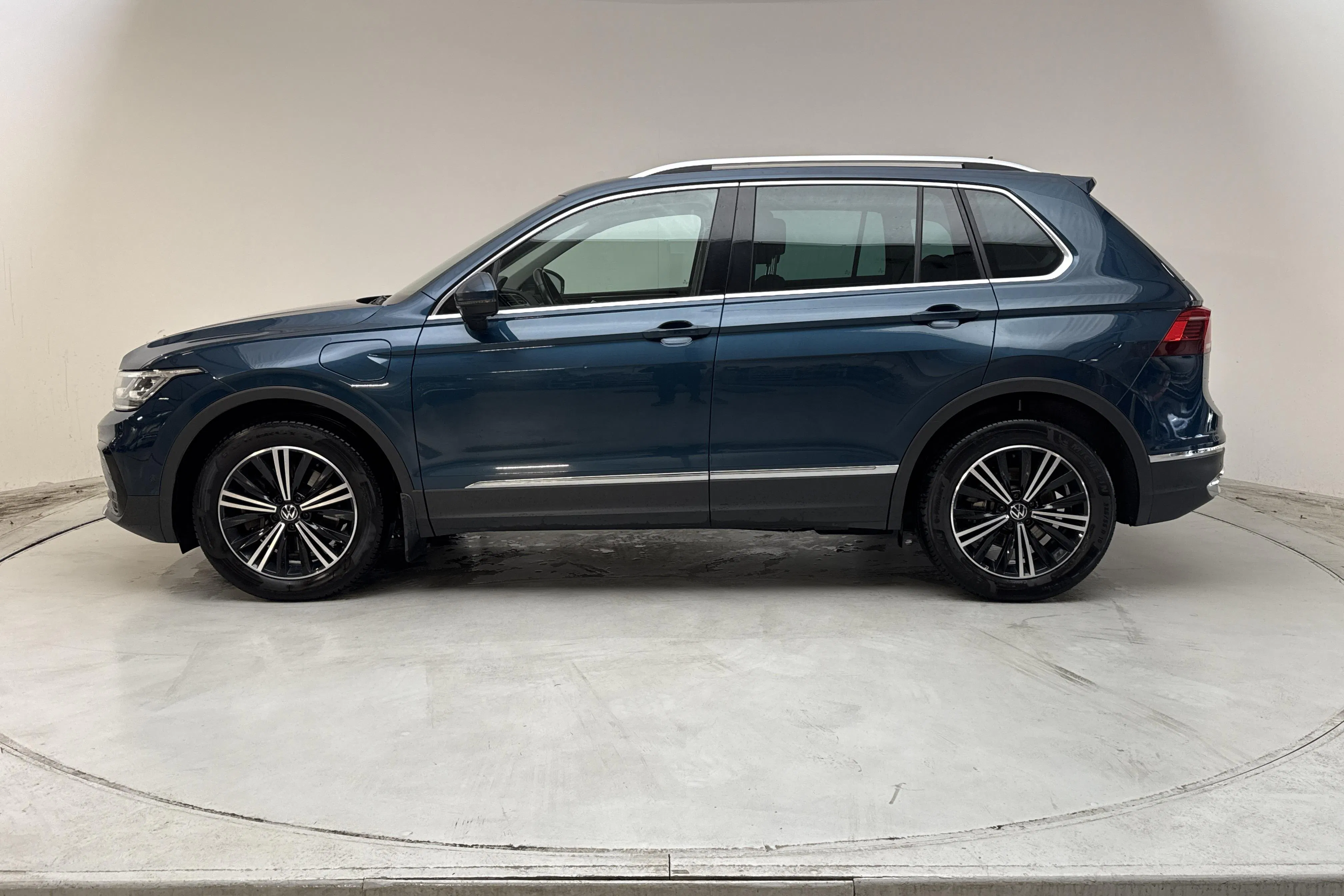 Presentation photo 2 of 18: VW Tiguan 1.4 TSI eHybrid (245hk) - 261 290 km - Automatic - blue - 2021