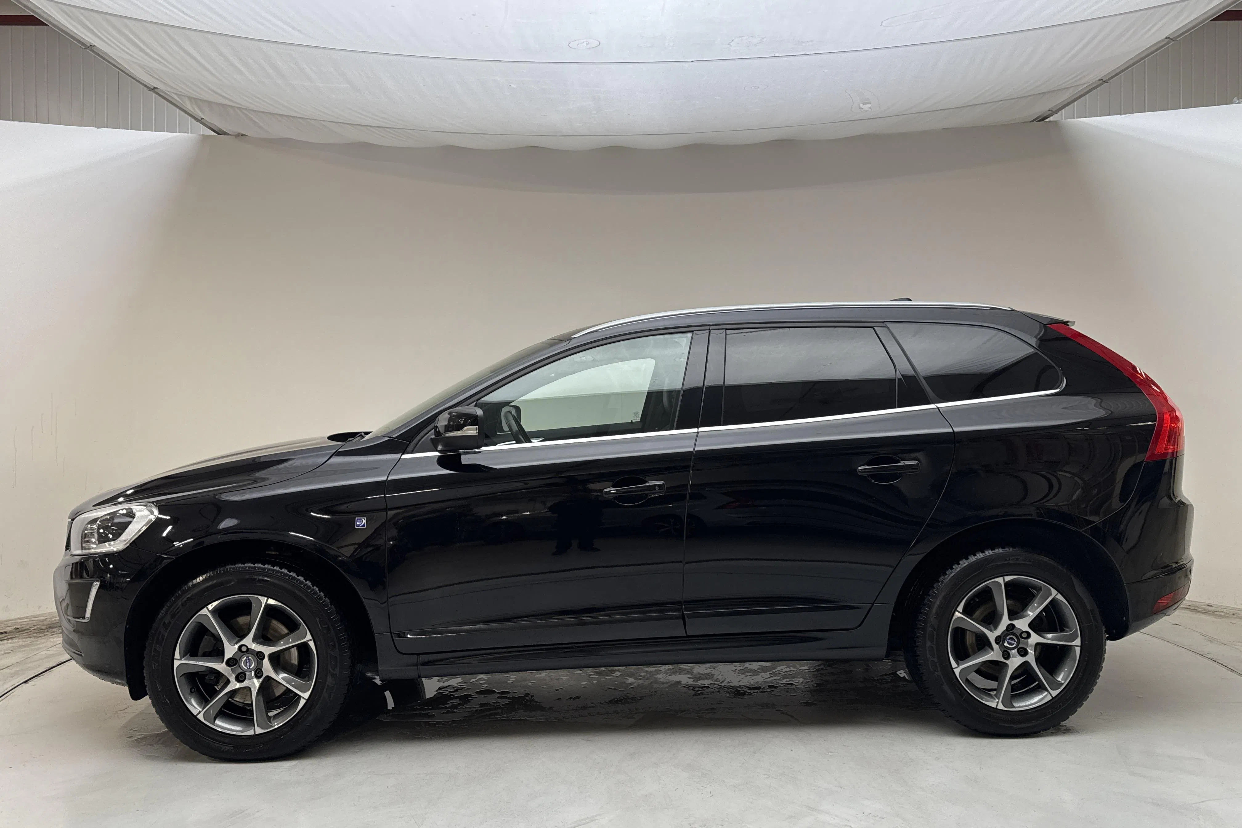 Presentationsfoto 2 av 13: Volvo XC60 D4 2WD (190hk) - 16 404 mil - Automat - svart - 2016