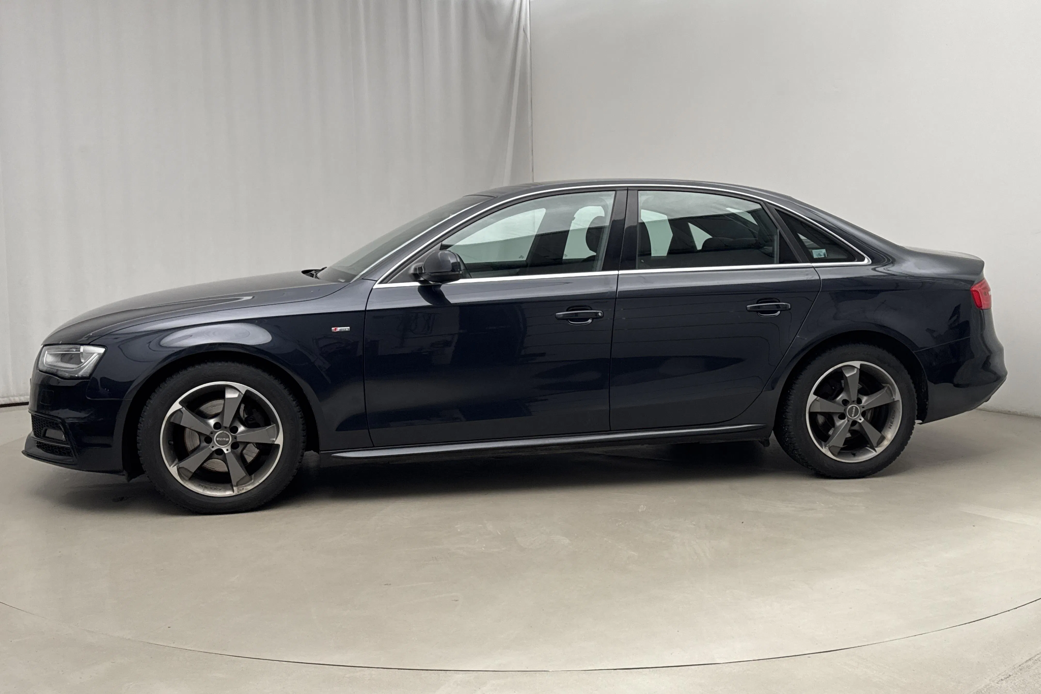 Presentationsfoto 2 av 15: Audi A4 2.0 TDI clean diesel quattro (190hk) - 14 542 mil - Manuell - blå - 2015