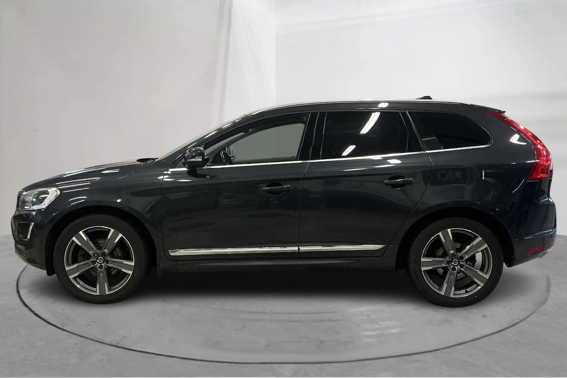 Presentationsfoto 2 av 19: Volvo XC60 D4 AWD (220hk) - 16 626 mil - Manuell - grå - 2017