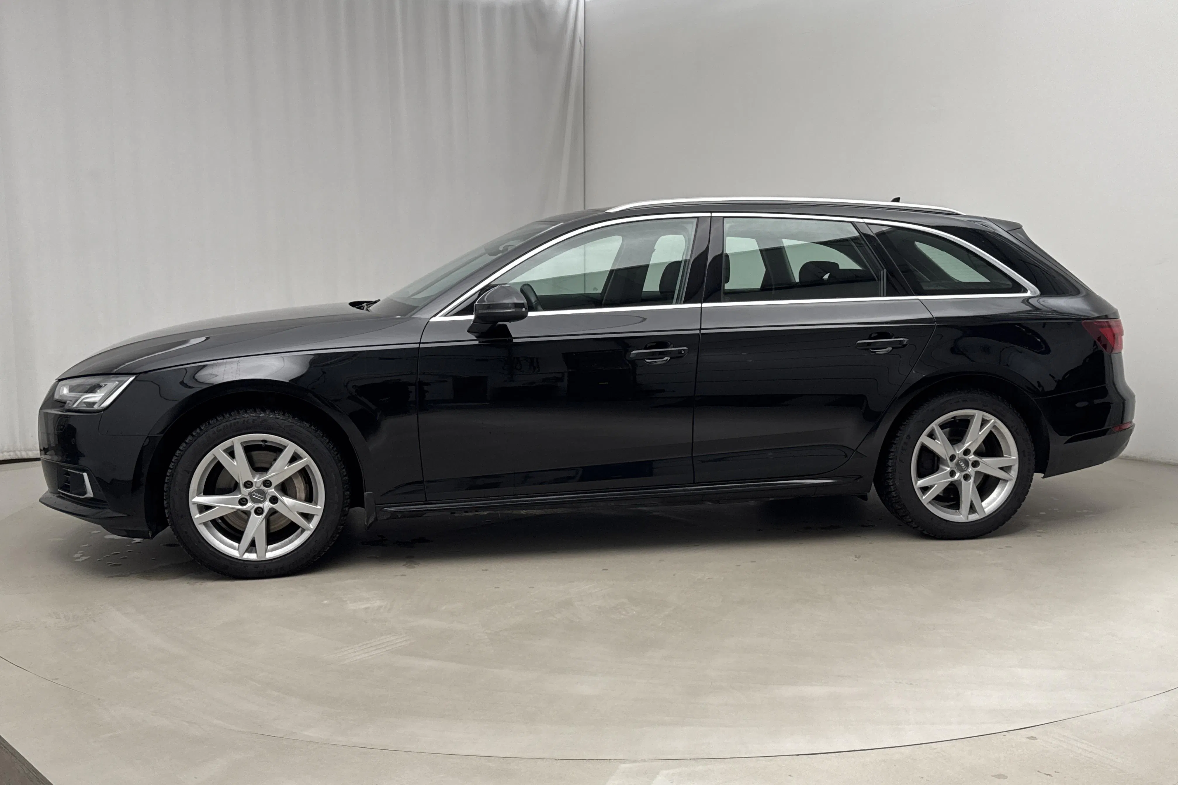 Presentationsfoto 2 av 17: Audi A4 2.0 TDI Avant quattro (190hk) - 18 430 mil - Automat - svart - 2018