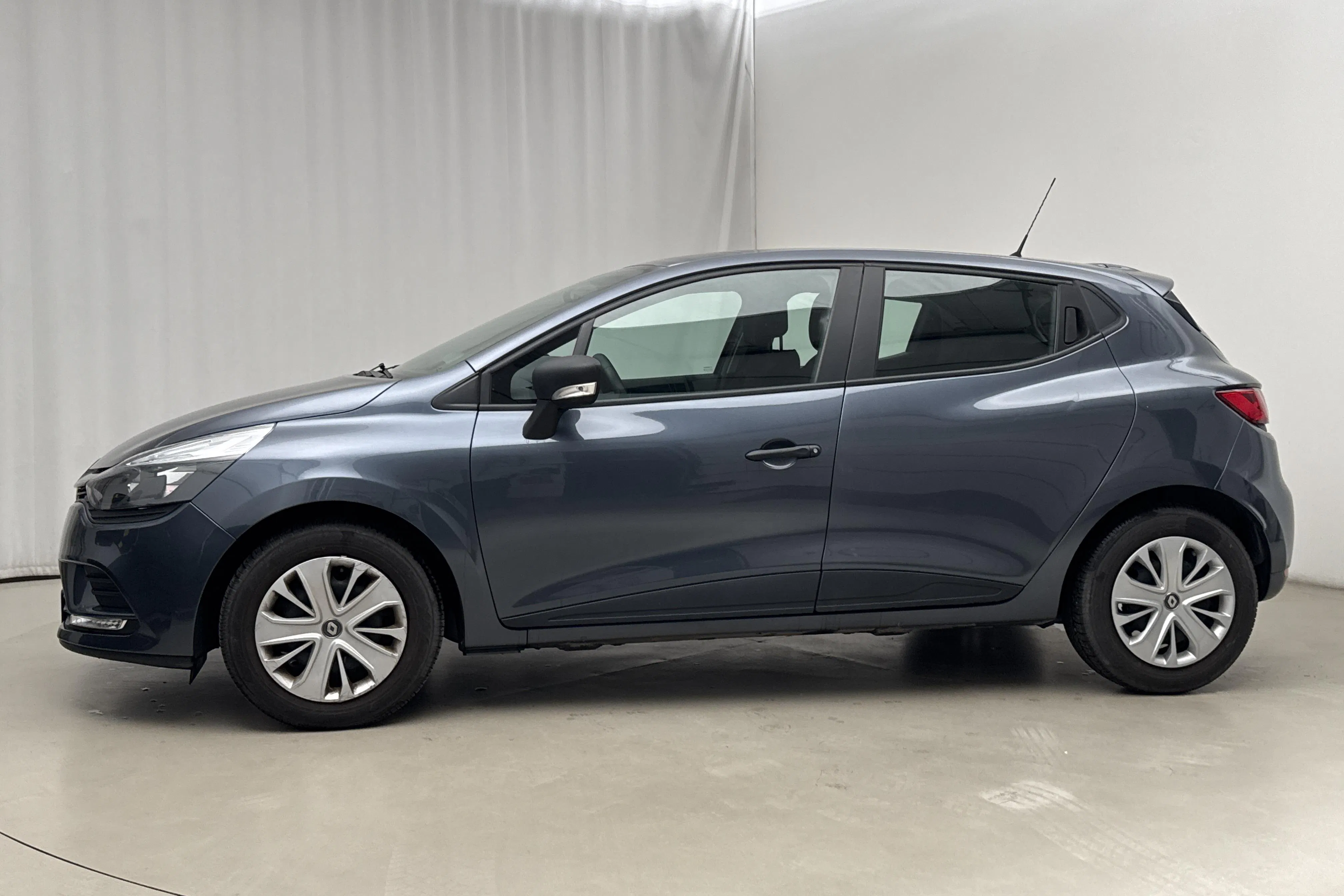 Presentationsfoto 2 av 14: Renault Clio IV 1.2 16V 5dr (75hk) - 1 811 mil - Manuell - grå - 2018