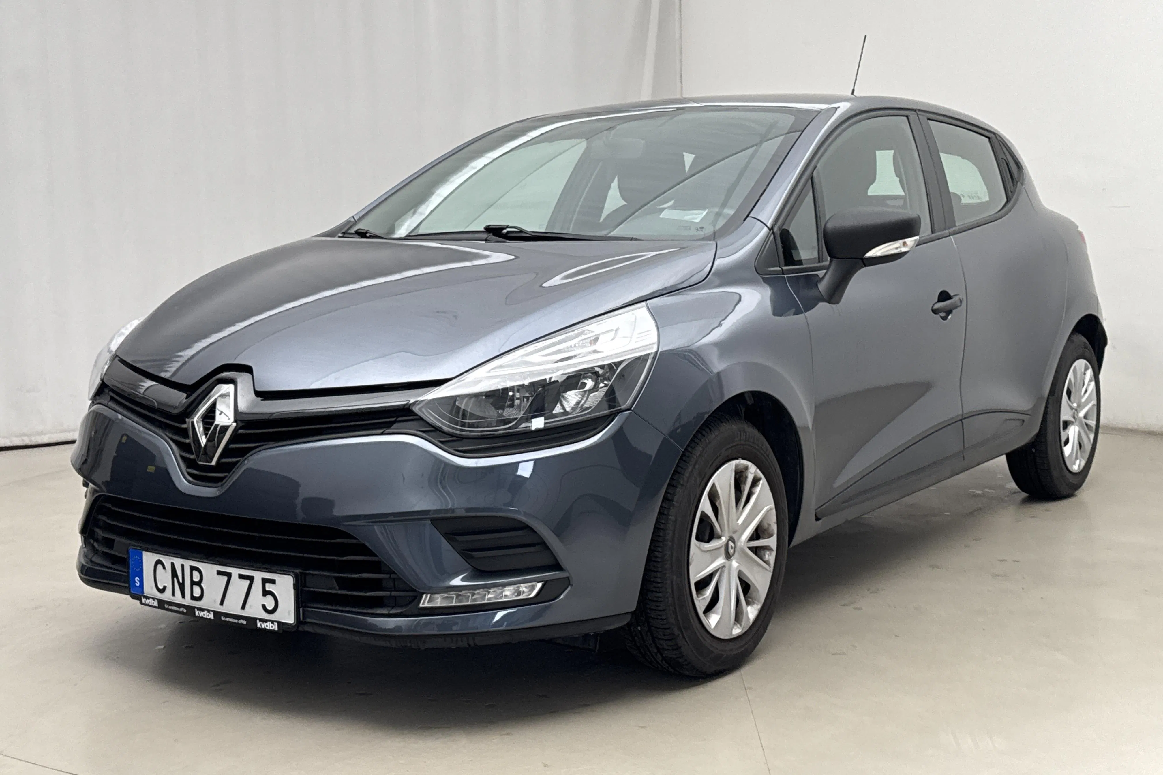 Presentationsfoto 1 av 14: Renault Clio IV 1.2 16V 5dr (75hk) - 1 811 mil - Manuell - grå - 2018