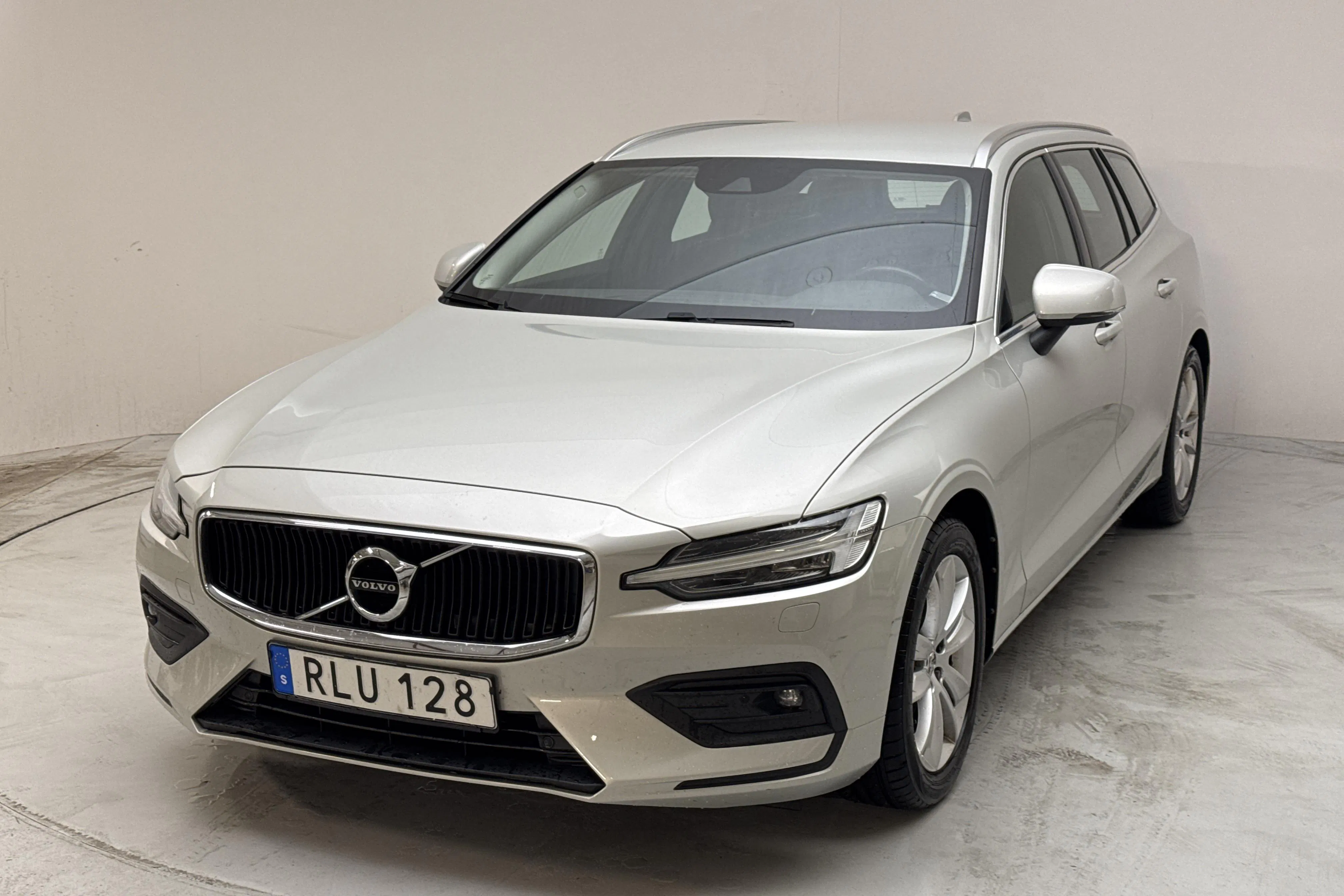 Presentation photo 1 of 15: Volvo V60 D4 (190hk) - 97 970 km - Automatic - white - 2019