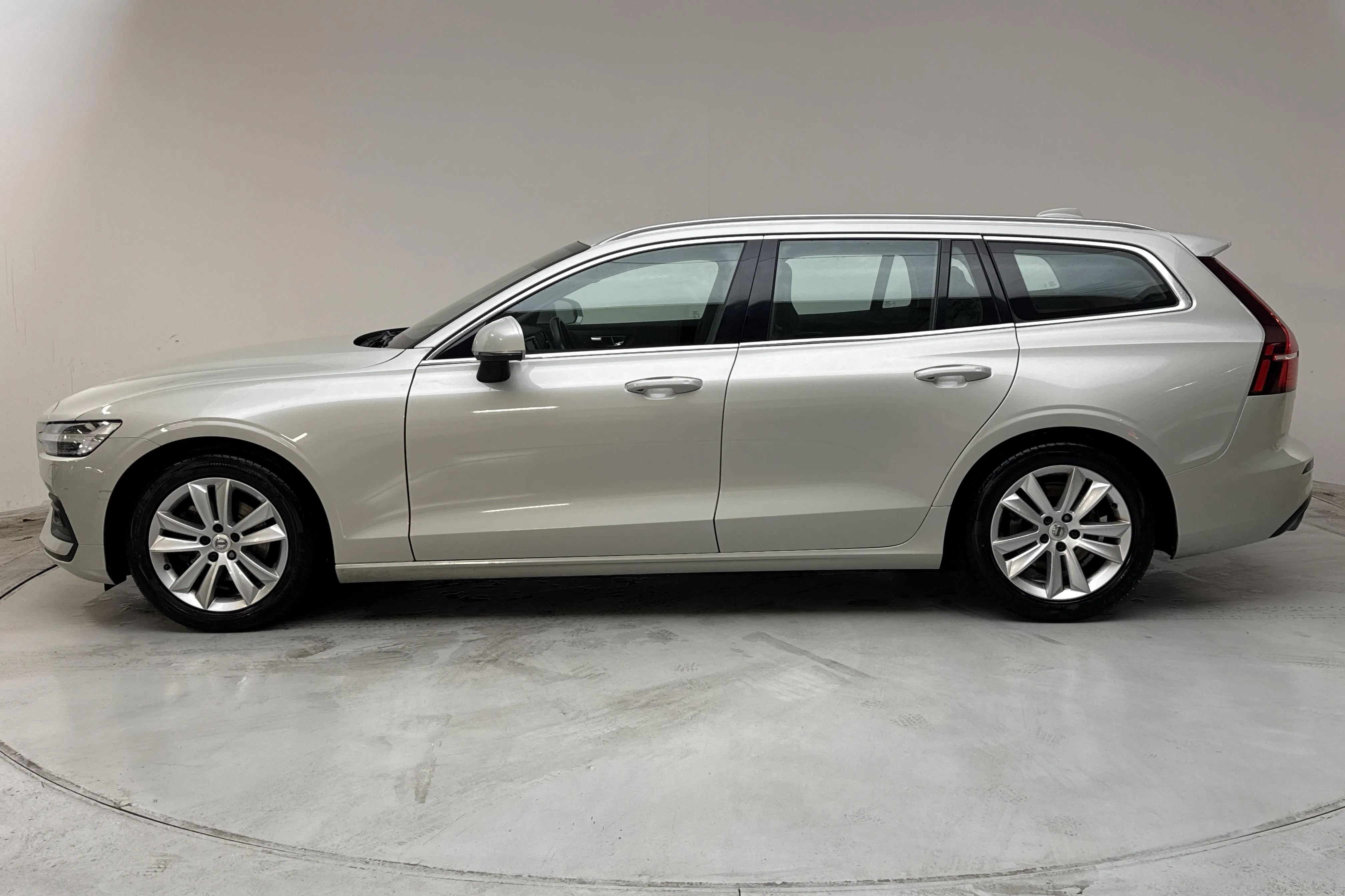 Presentation photo 2 of 15: Volvo V60 D4 (190hk) - 97 970 km - Automatic - white - 2019