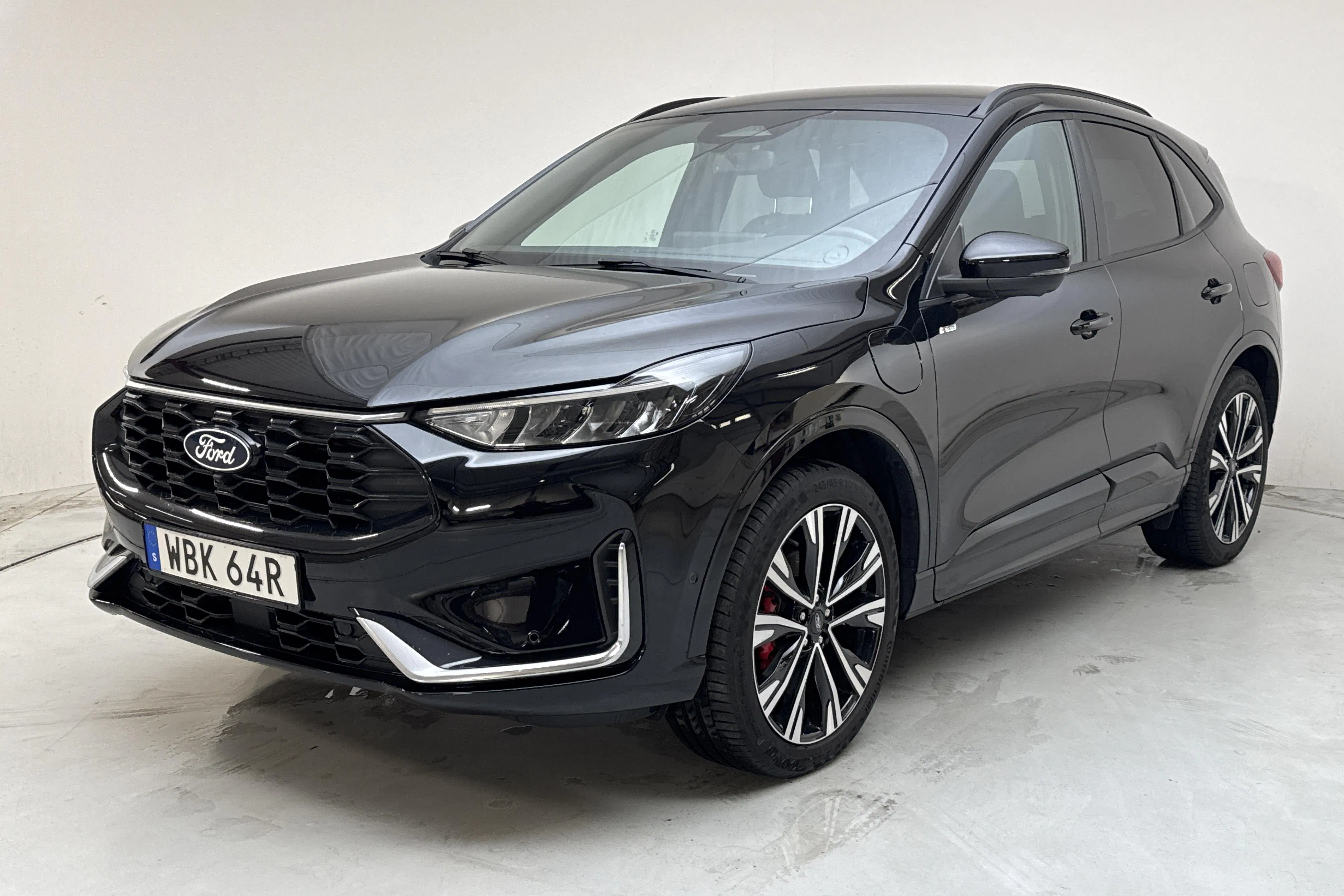 Presentation photo 1 of 16: Ford Kuga 2.5 PHEV (225hk) - 31 670 km - Automatic - black - 2025