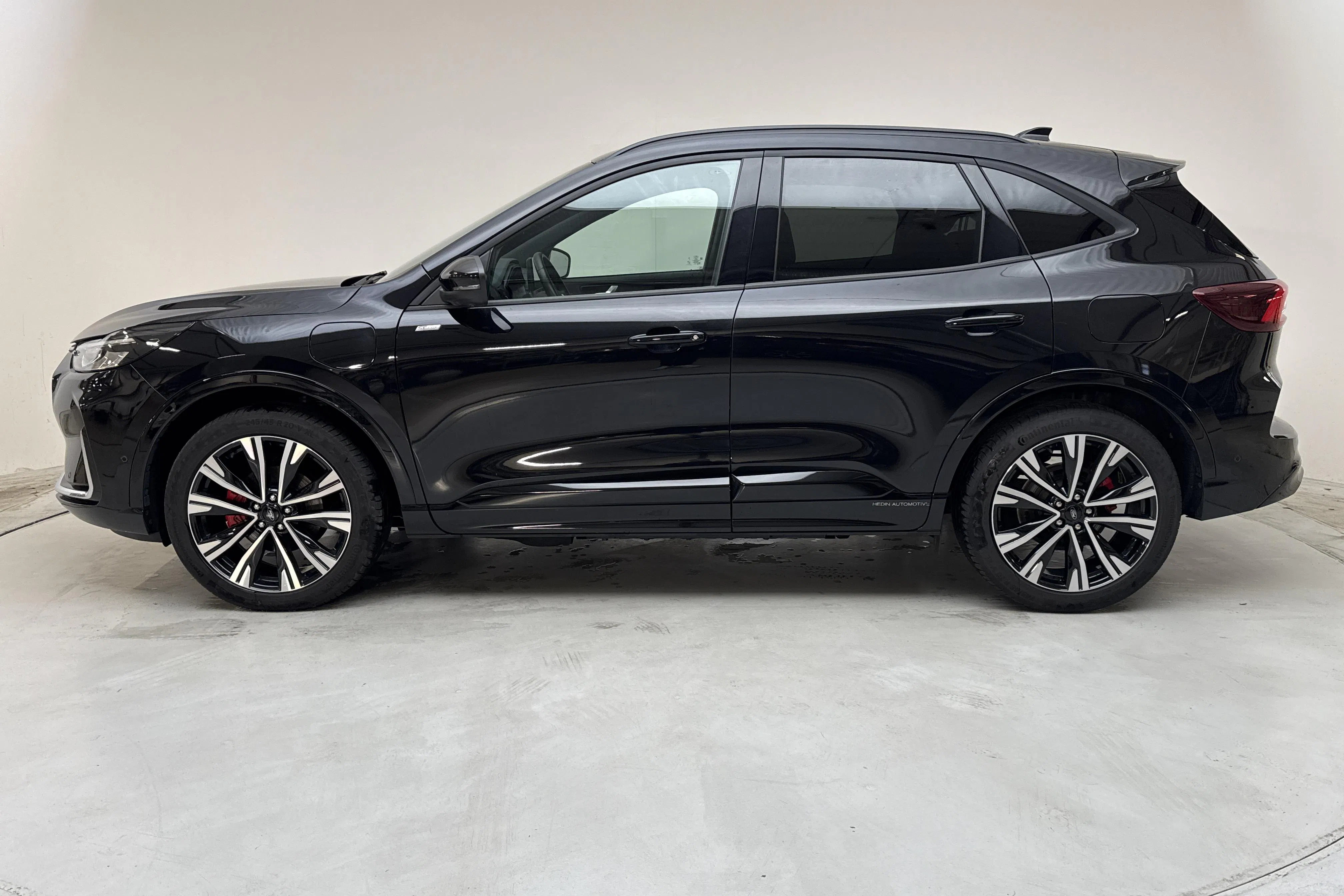 Presentation photo 2 of 16: Ford Kuga 2.5 PHEV (225hk) - 31 670 km - Automatic - black - 2025
