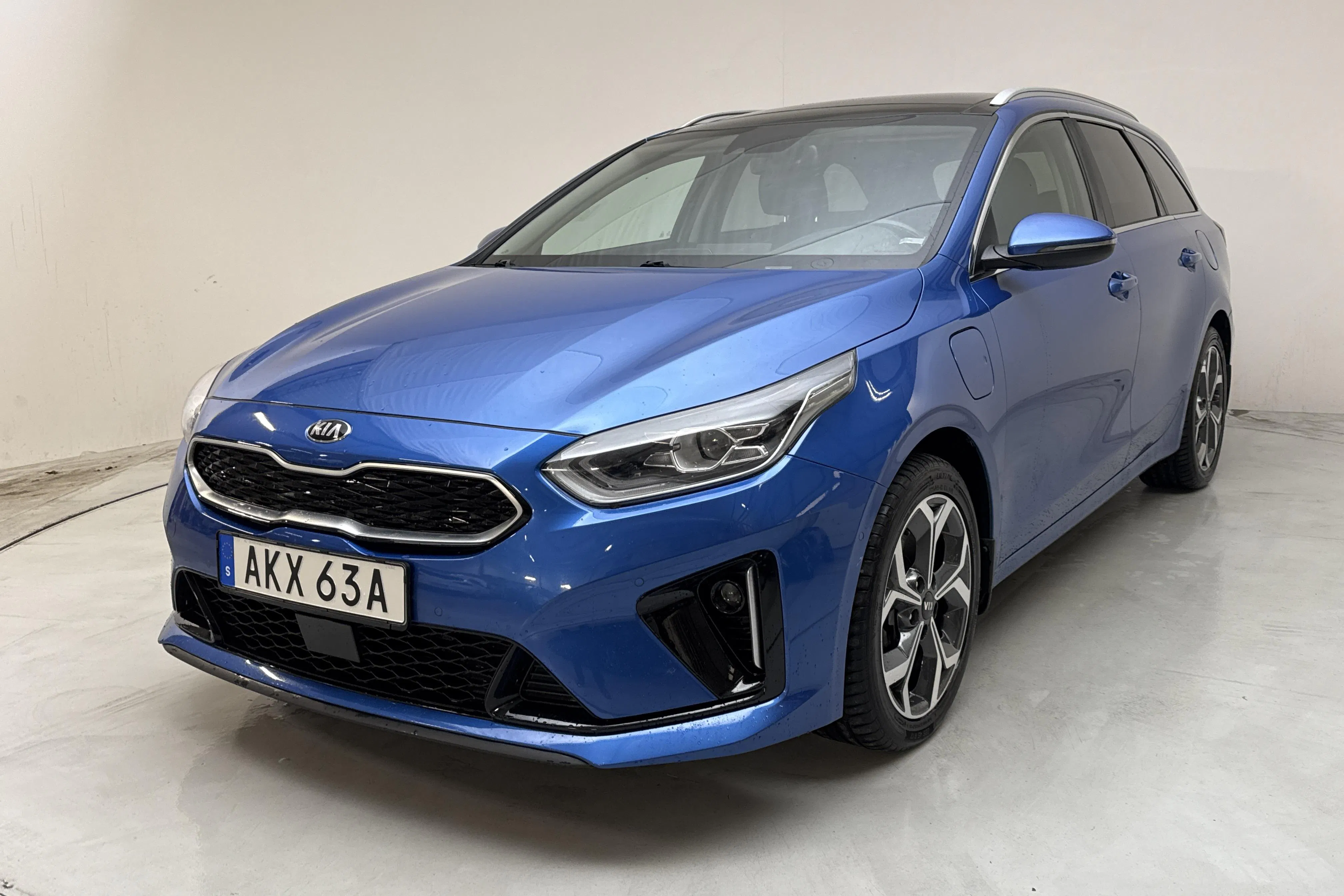 Presentationsfoto 1 av 18: KIA Ceed 1.6 Plug-in Hybrid SW (141hk) - 9 618 mil - Automat - blå - 2021