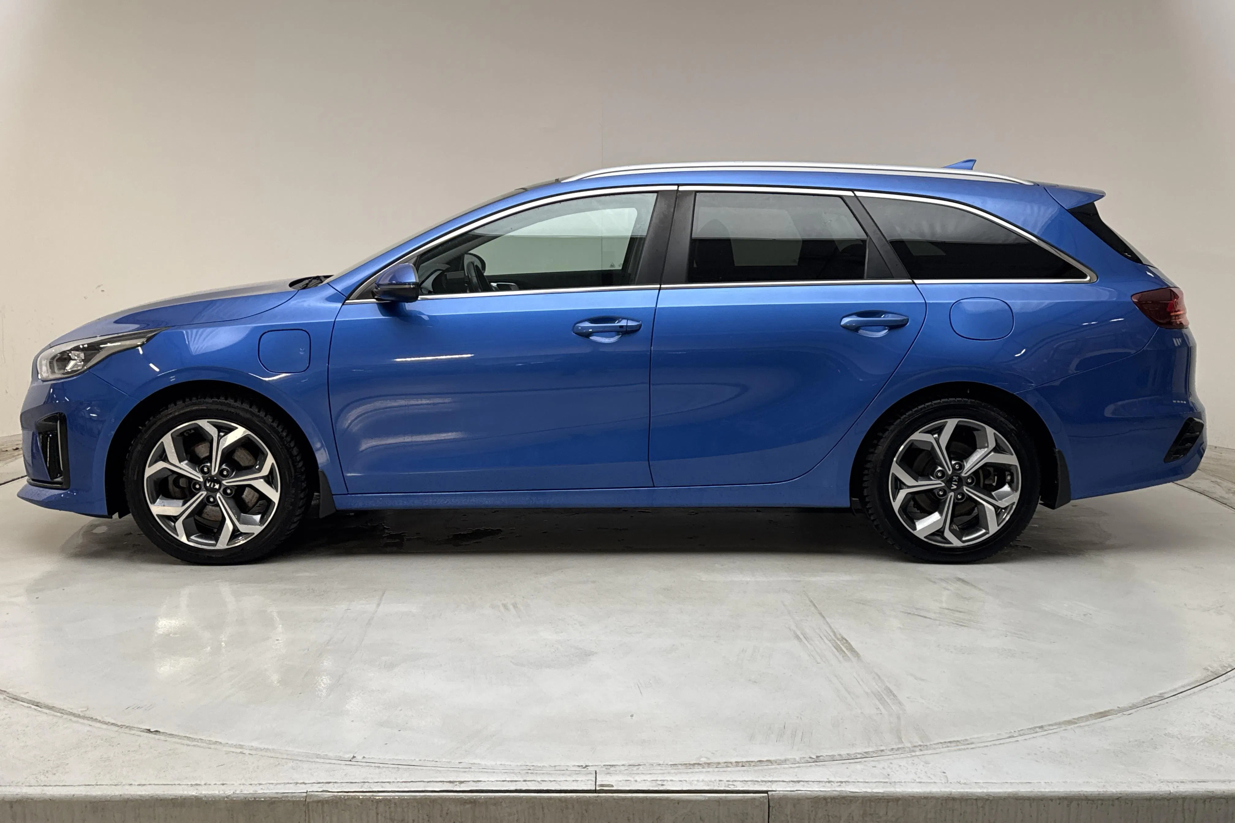 Presentationsfoto 2 av 18: KIA Ceed 1.6 Plug-in Hybrid SW (141hk) - 9 618 mil - Automat - blå - 2021