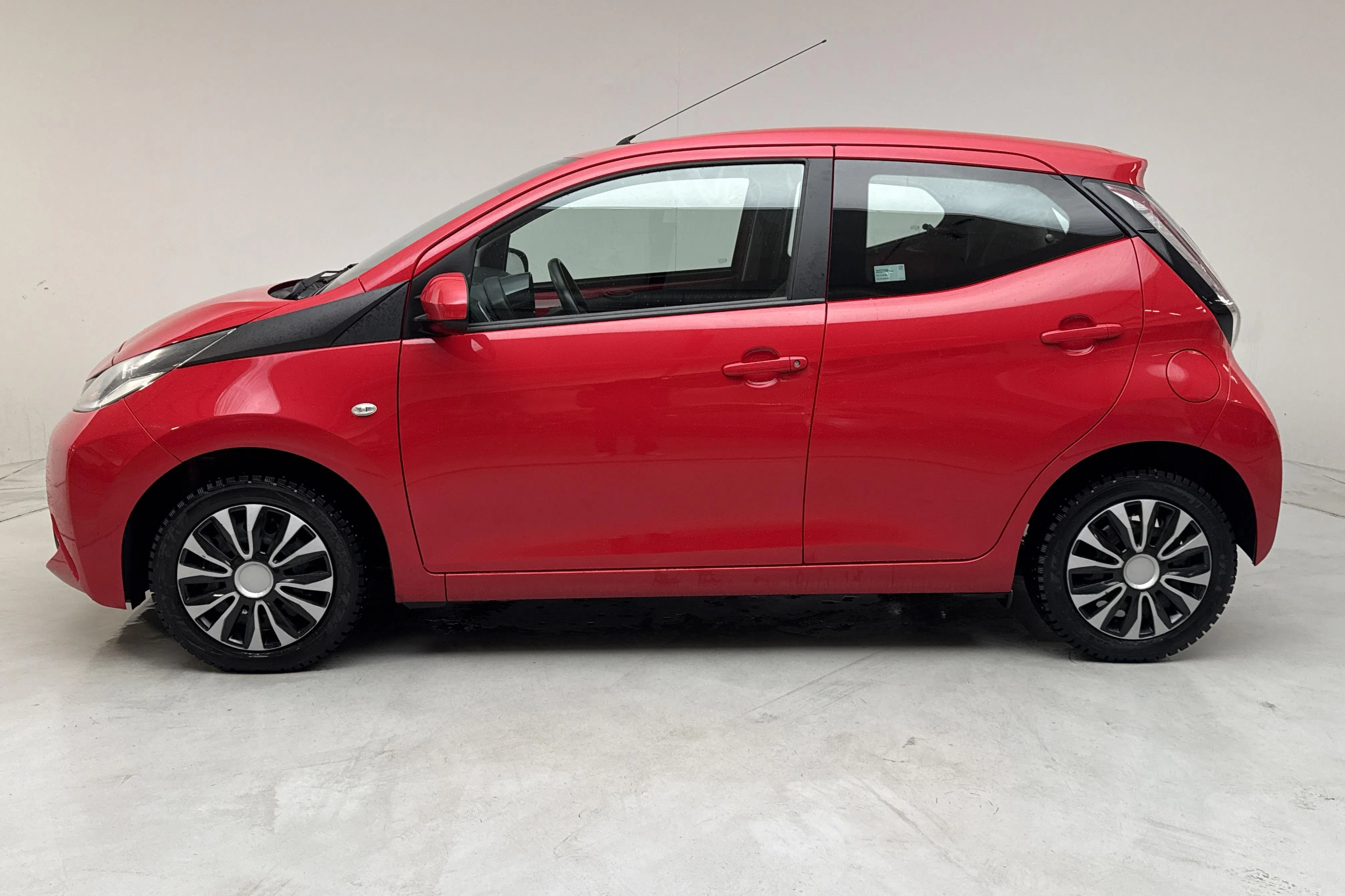 Presentationsfoto 2 av 12: Toyota Aygo 1.0 5dr (69hk) - 7 860 mil - Manuell - röd - 2018