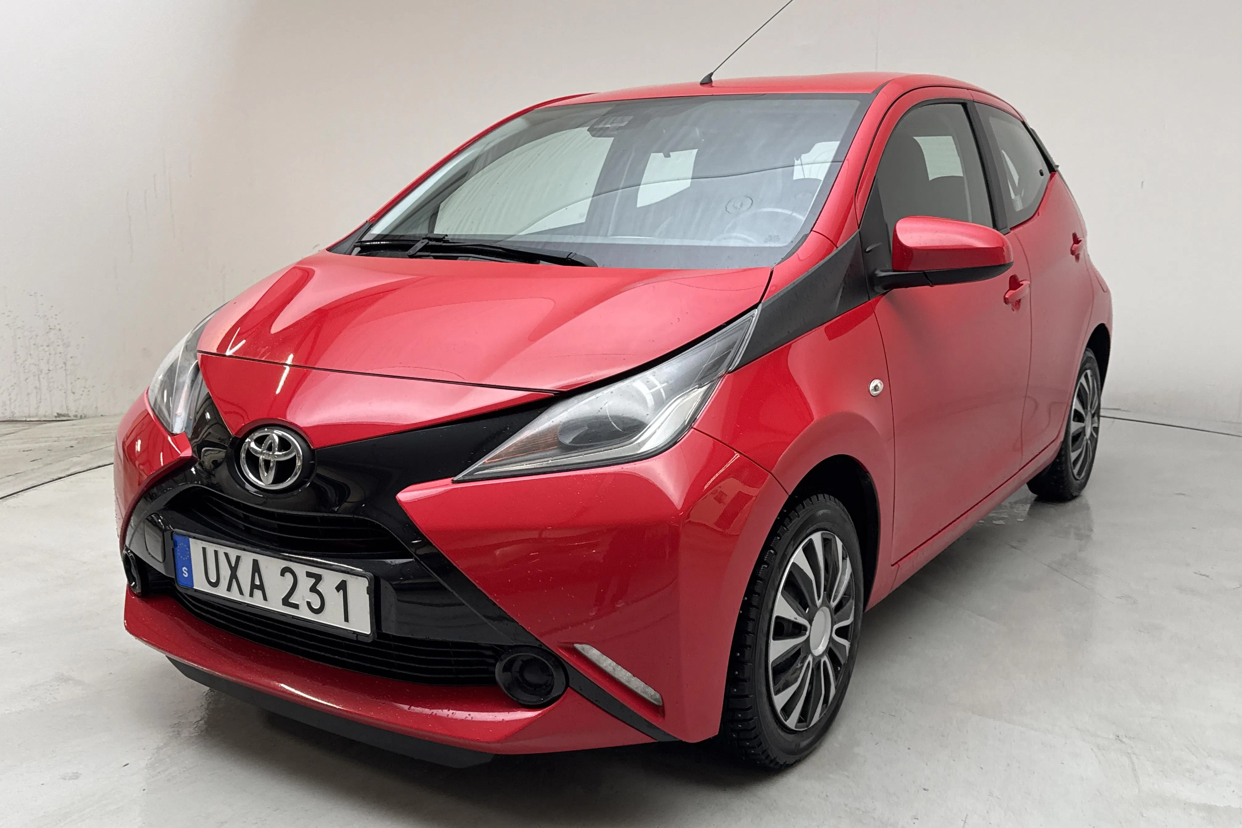 Presentationsfoto 1 av 12: Toyota Aygo 1.0 5dr (69hk) - 7 860 mil - Manuell - röd - 2018