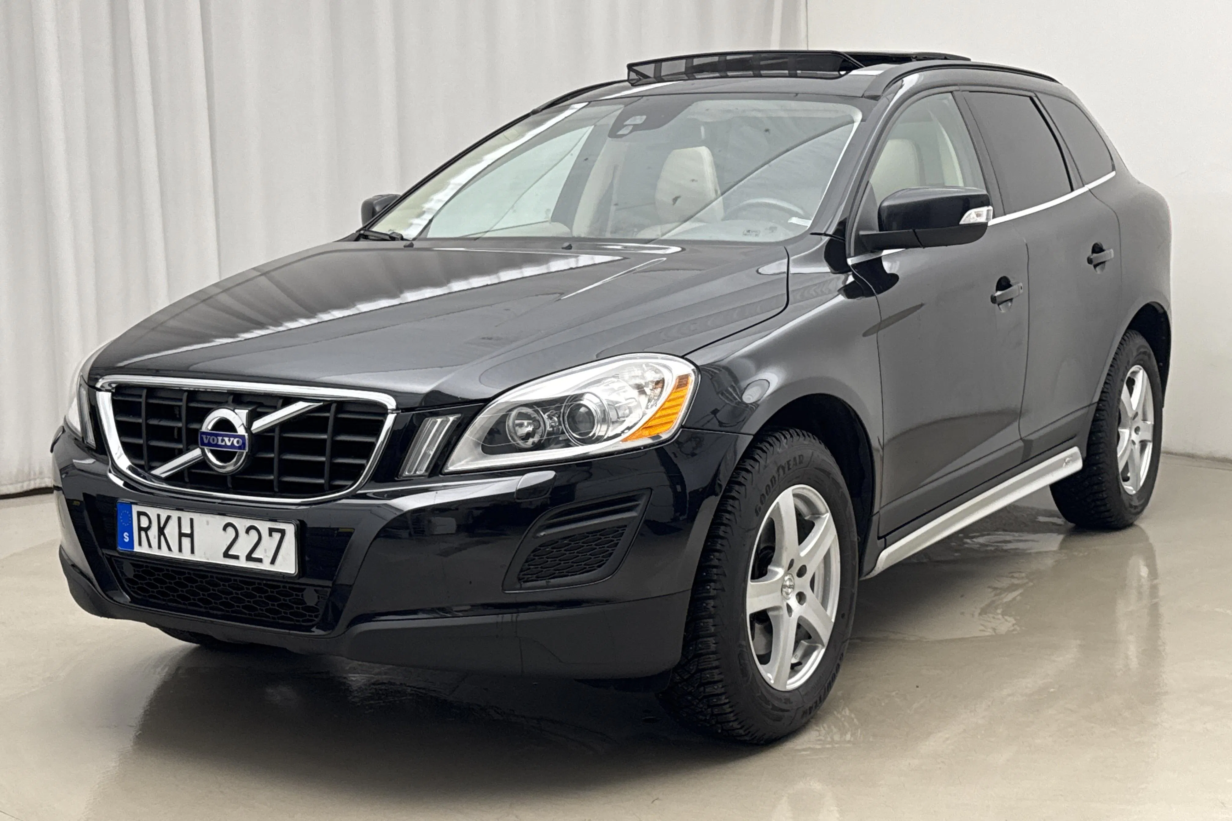 Presentationsfoto 1 av 19: Volvo XC60 D4 2WD (163hk) - 14 870 mil - Automat - svart - 2013
