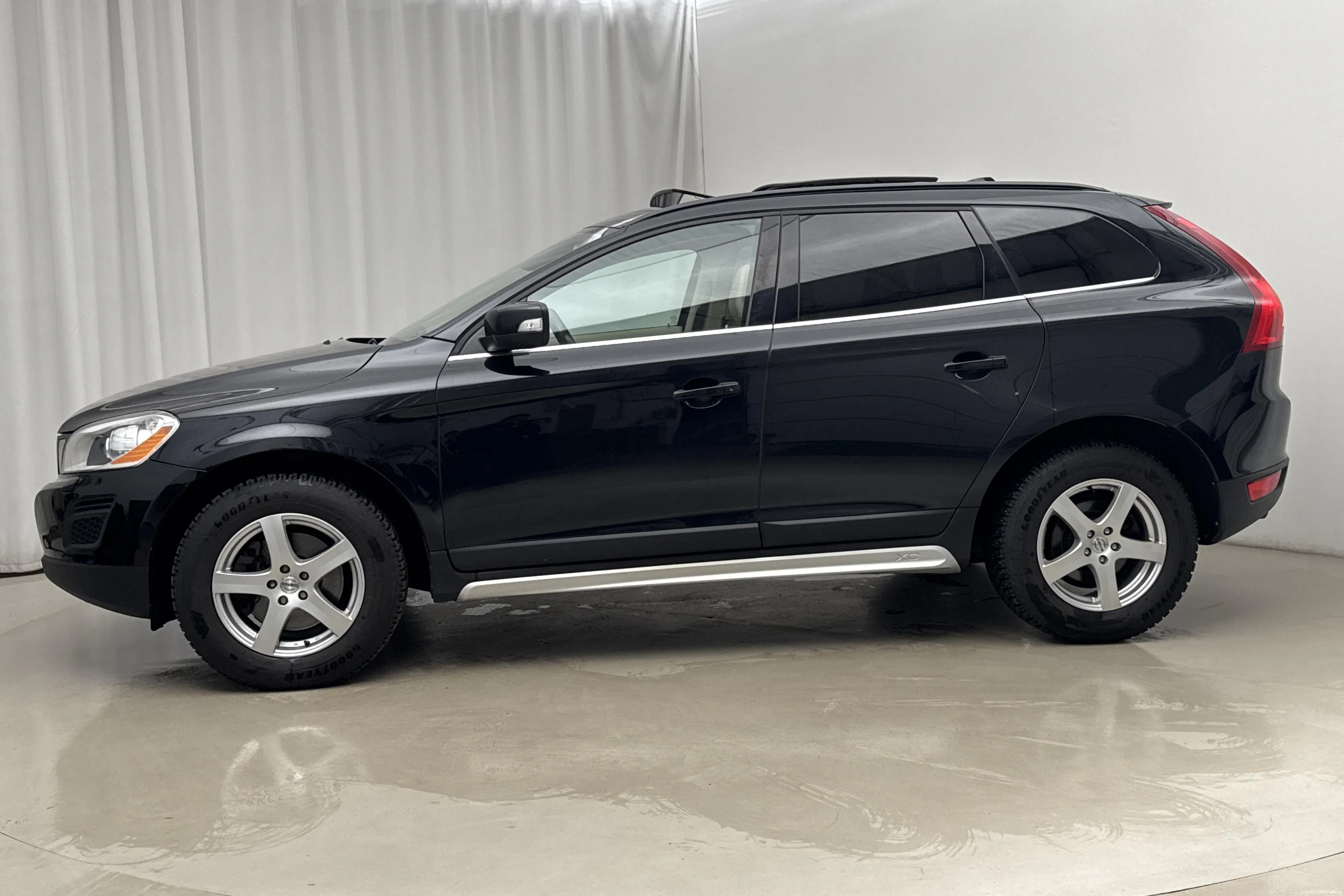 Presentationsfoto 2 av 19: Volvo XC60 D4 2WD (163hk) - 14 870 mil - Automat - svart - 2013