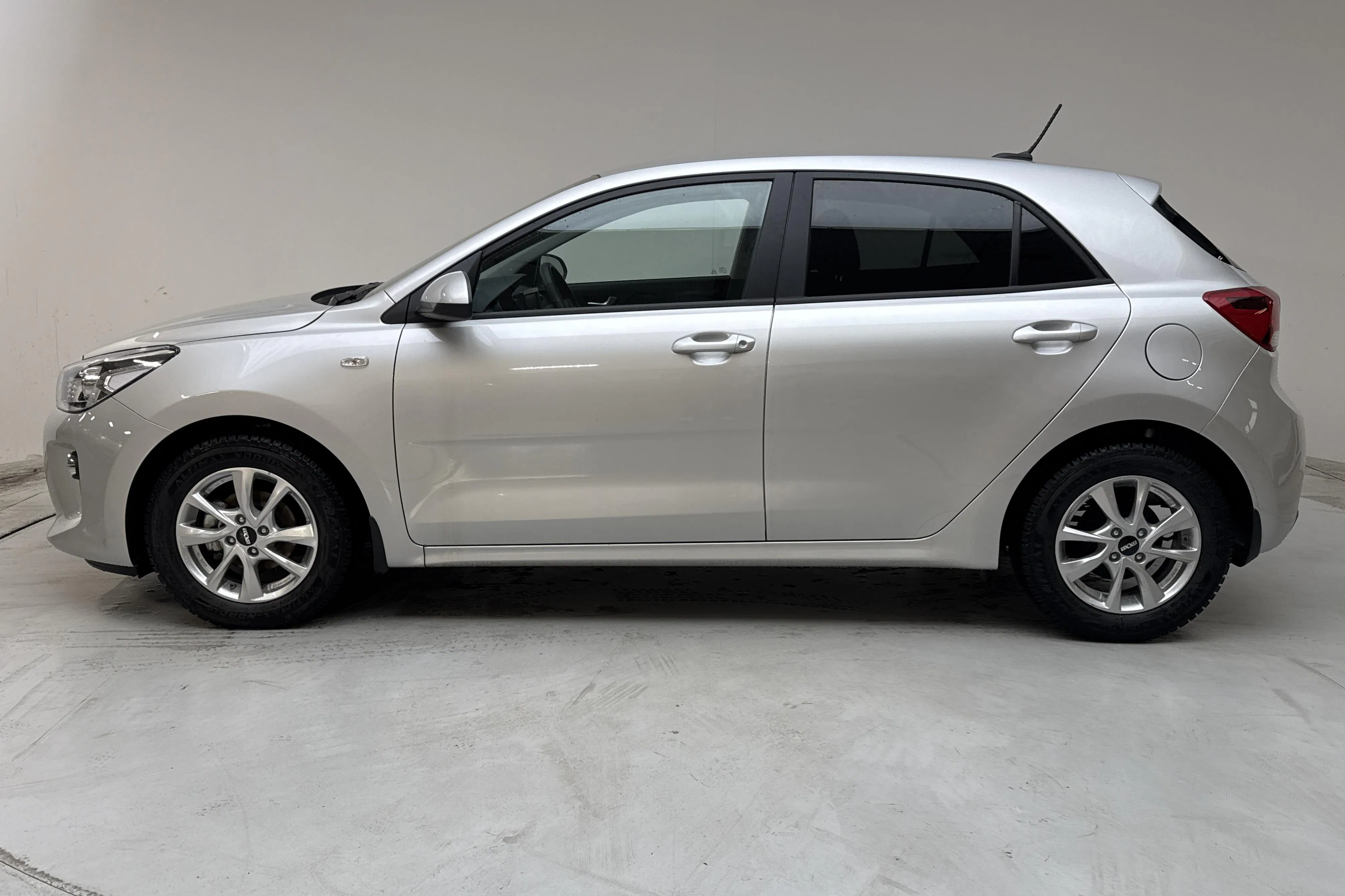 Presentationsfoto 2 av 13: KIA Rio 1.2 (84hk) - 530 mil - Manuell - grå - 2020