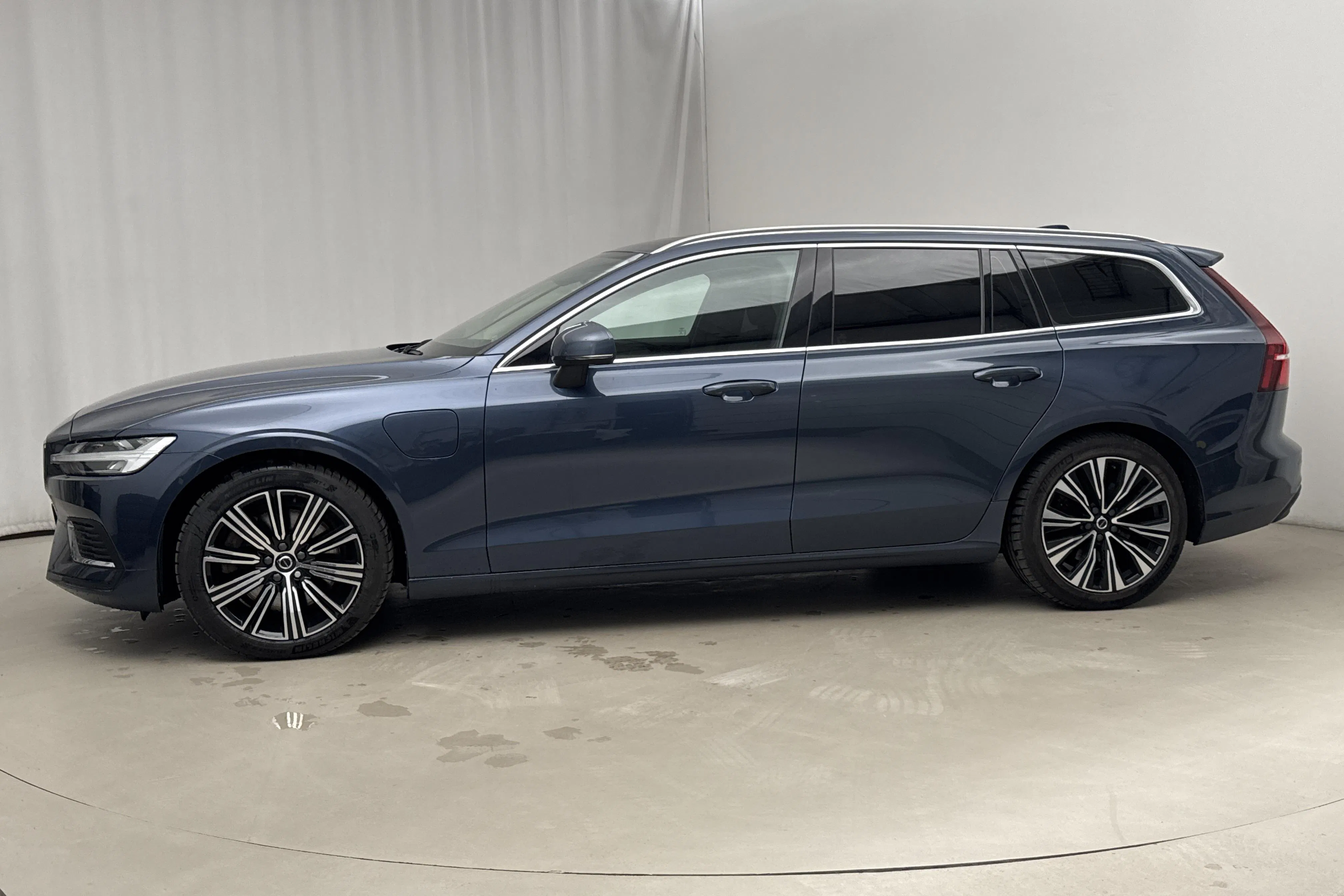 Presentation photo 2 of 22: Volvo V60 T6 AWD Recharge (350hk) - 85 330 km - Automatic - dark blue - 2023