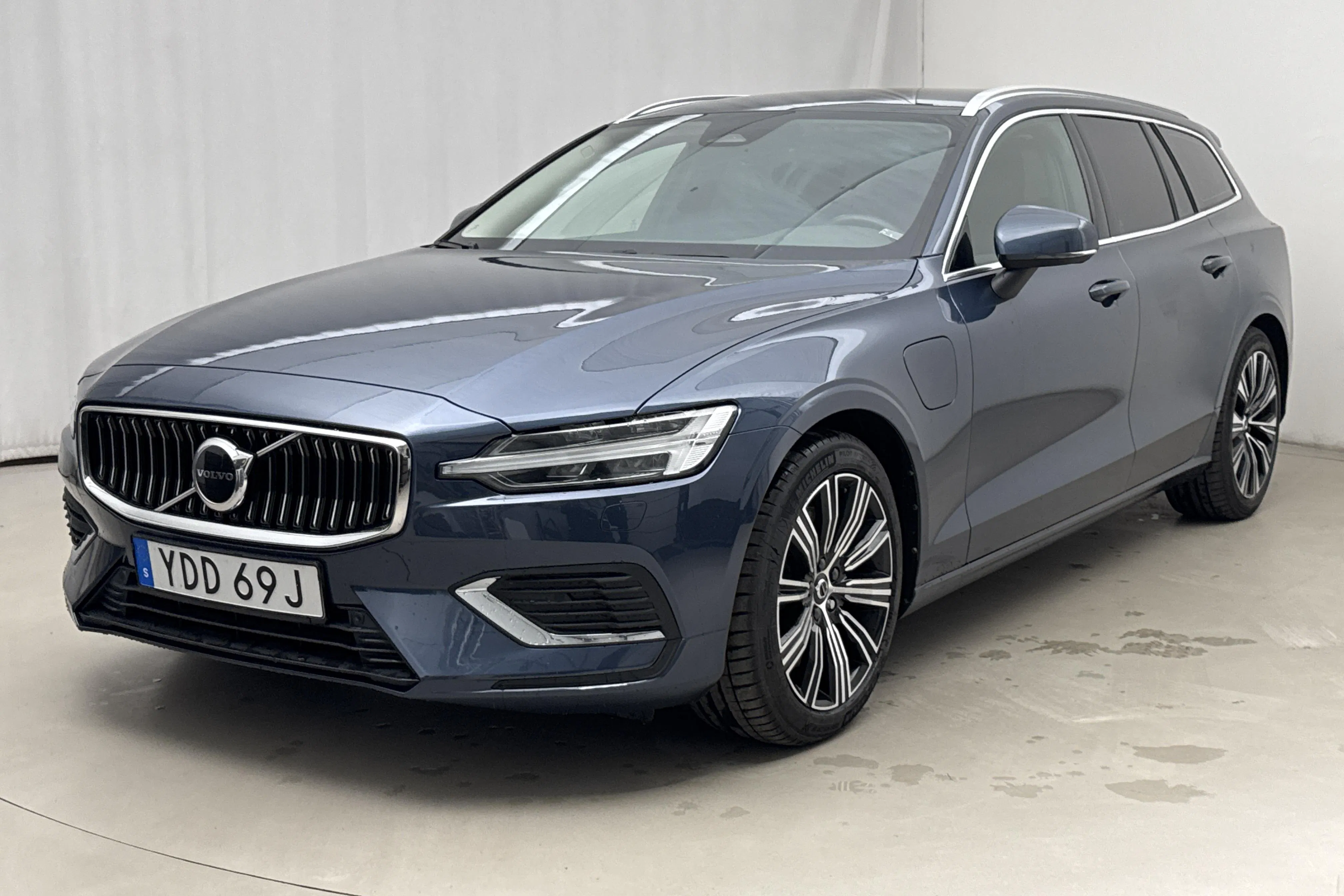 Presentation photo 1 of 22: Volvo V60 T6 AWD Recharge (350hk) - 85 330 km - Automatic - dark blue - 2023