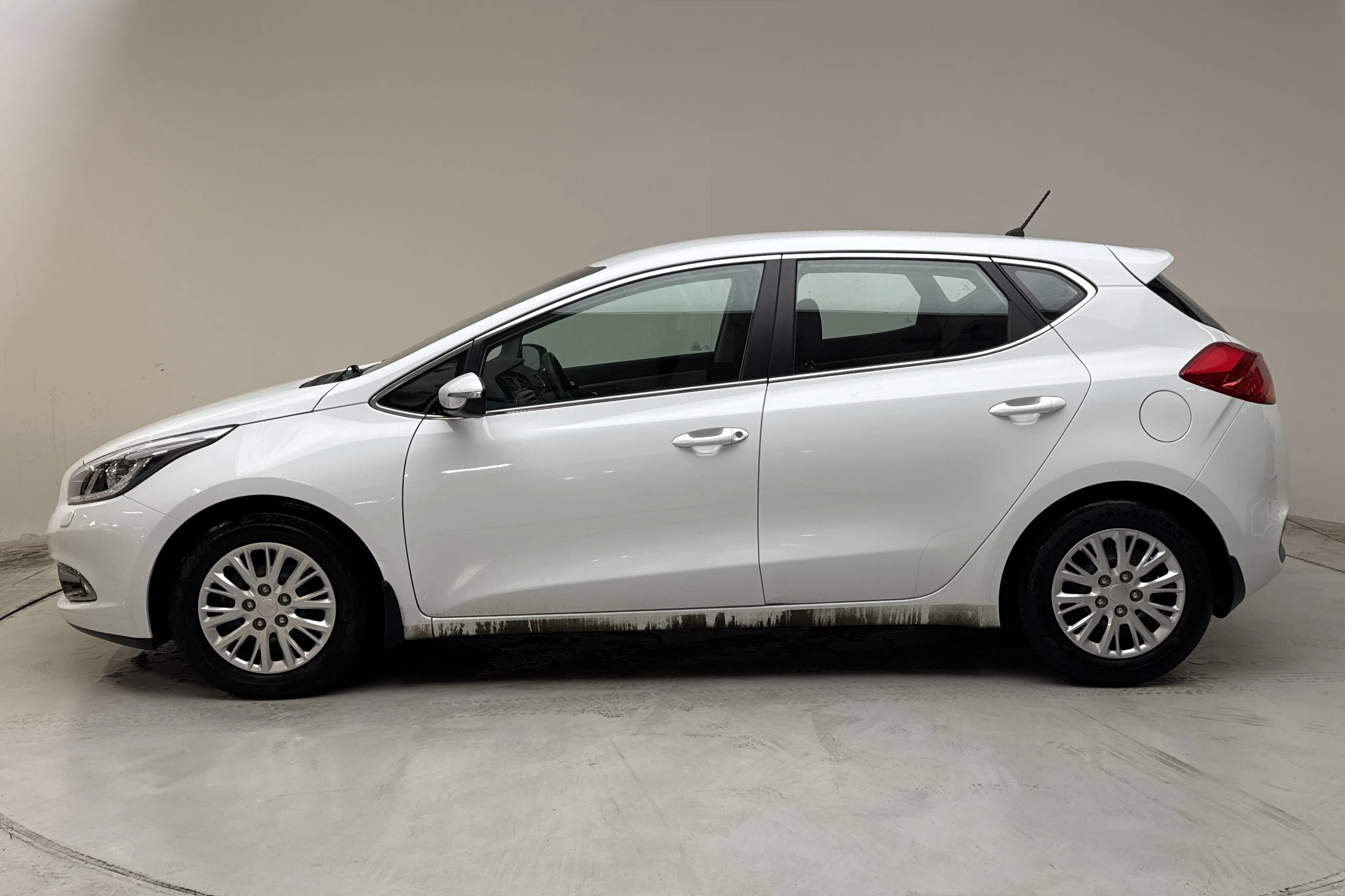 Presentationsfoto 2 av 12: KIA Cee'd 1.6 CRDi 5dr (110hk) - 4 290 mil - Manuell - vit - 2015