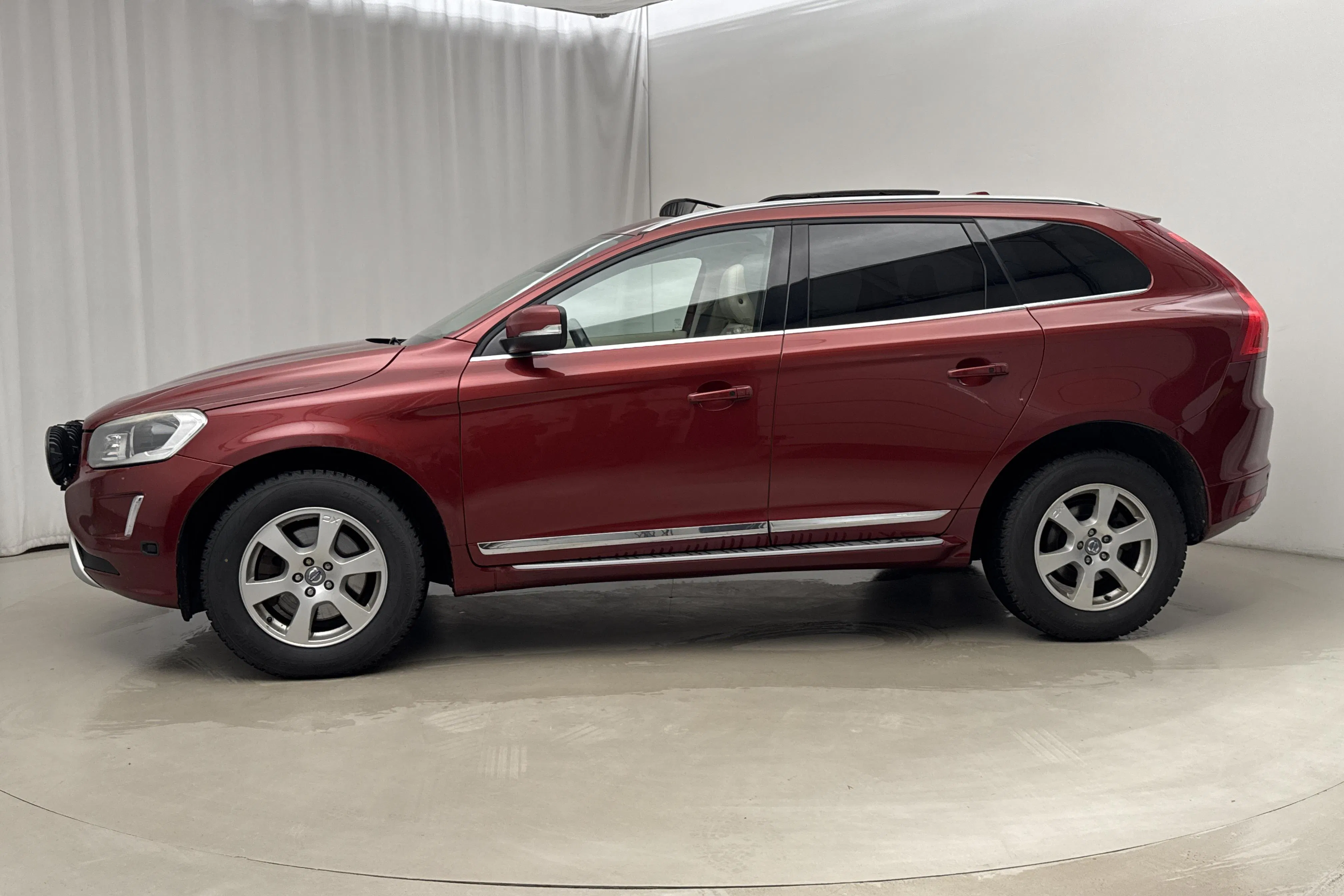 Presentationsfoto 2 av 21: Volvo XC60 D5 AWD (215hk) - 23 083 mil - Automat - röd - 2014