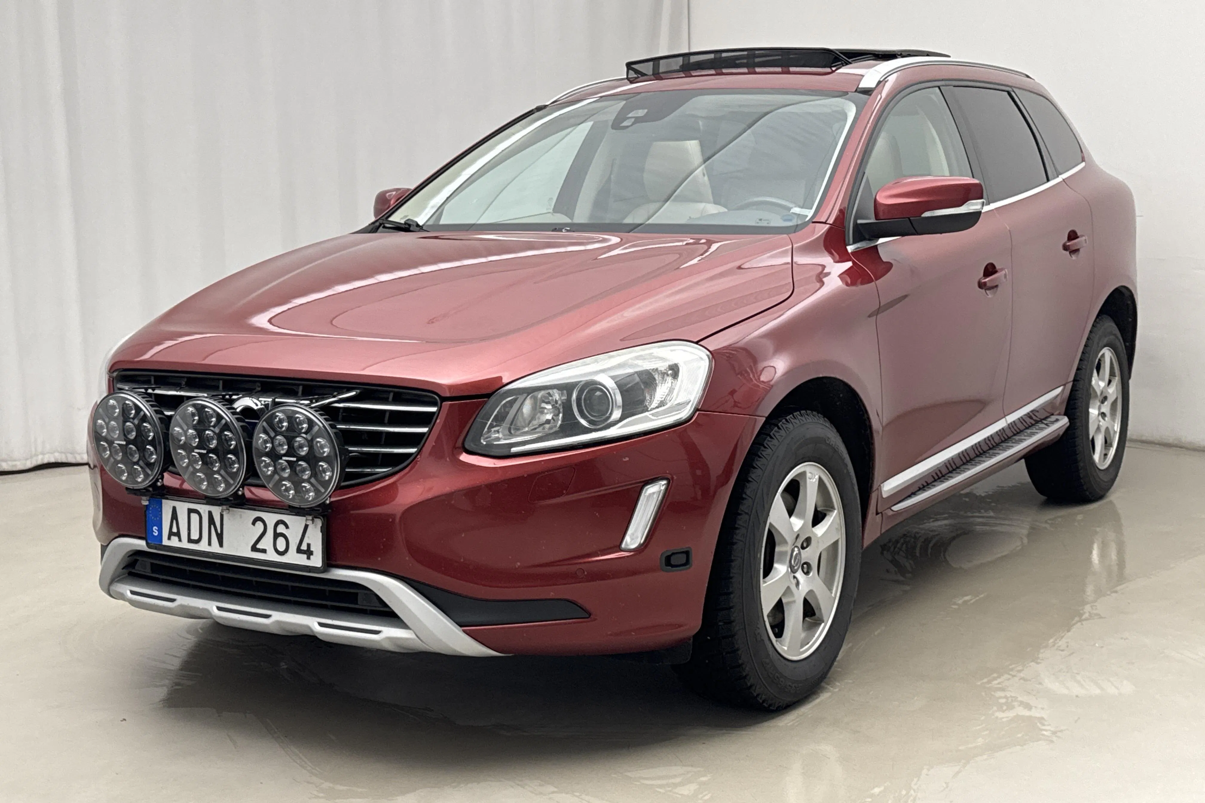 Presentationsfoto 1 av 21: Volvo XC60 D5 AWD (215hk) - 23 083 mil - Automat - röd - 2014