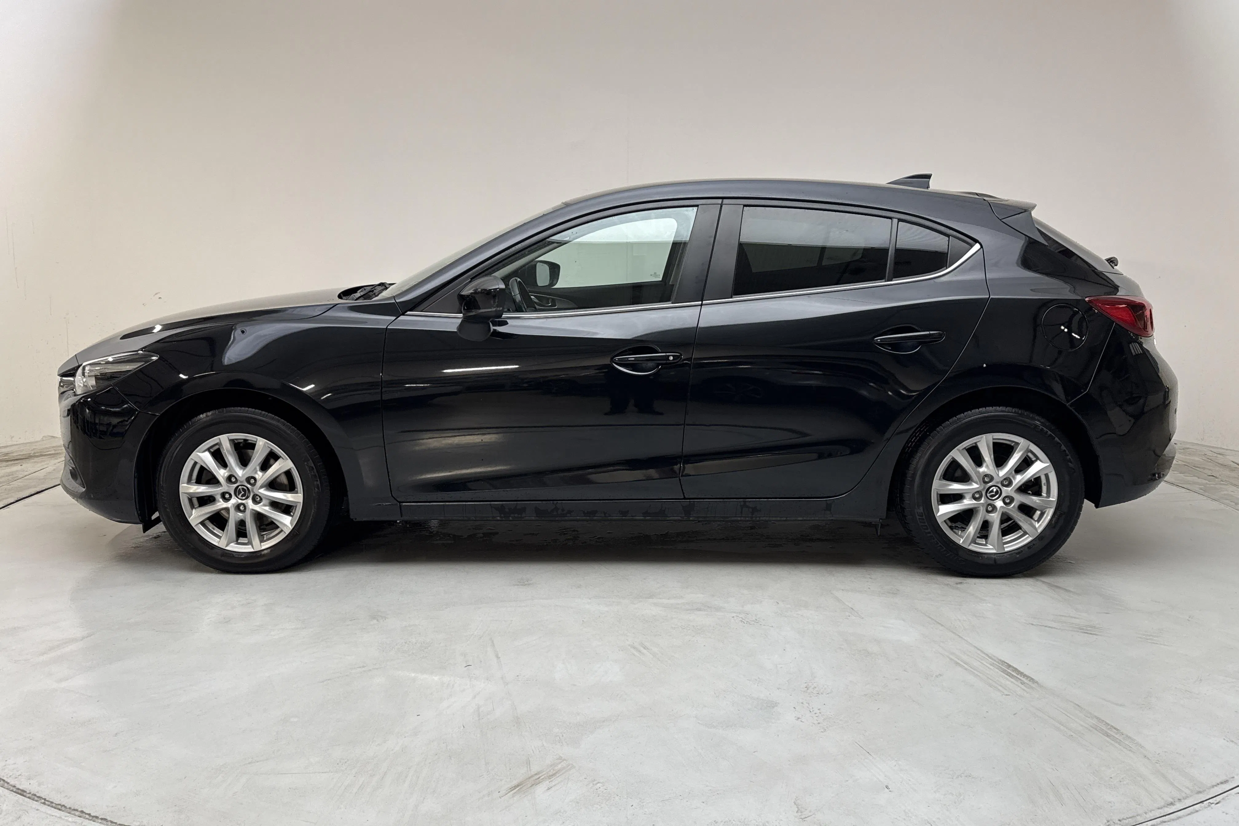 Presentationsfoto 2 av 13: Mazda 3 2.0 5dr (120hk) - 6 487 mil - Manuell - svart - 2018