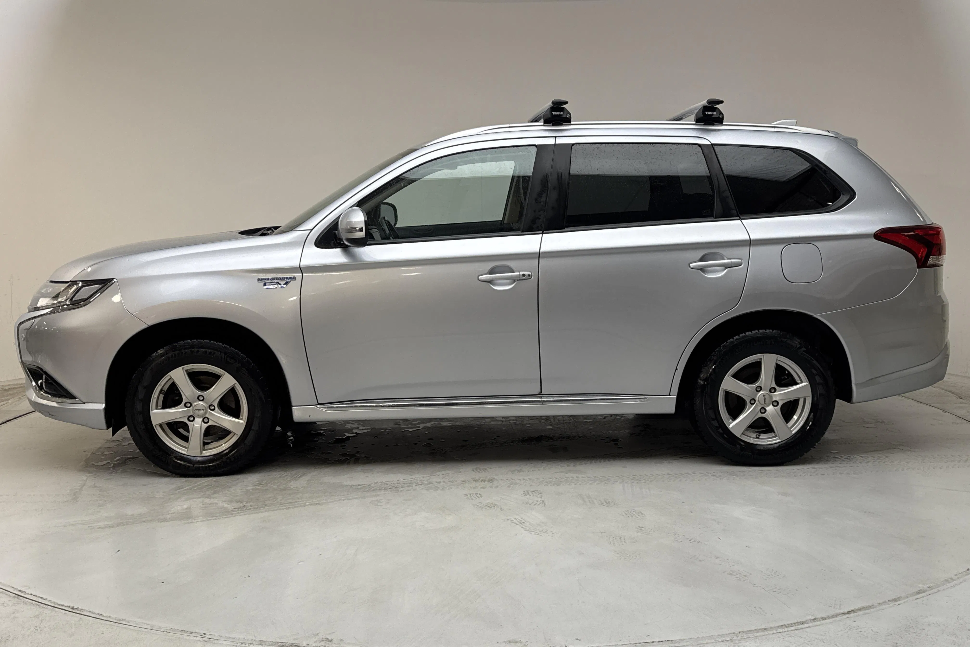 Presentationsfoto 2 av 17: Mitsubishi Outlander 2.0 Plug-in Hybrid 4WD (203hk) - 14 469 mil - Automat - silver - 2017