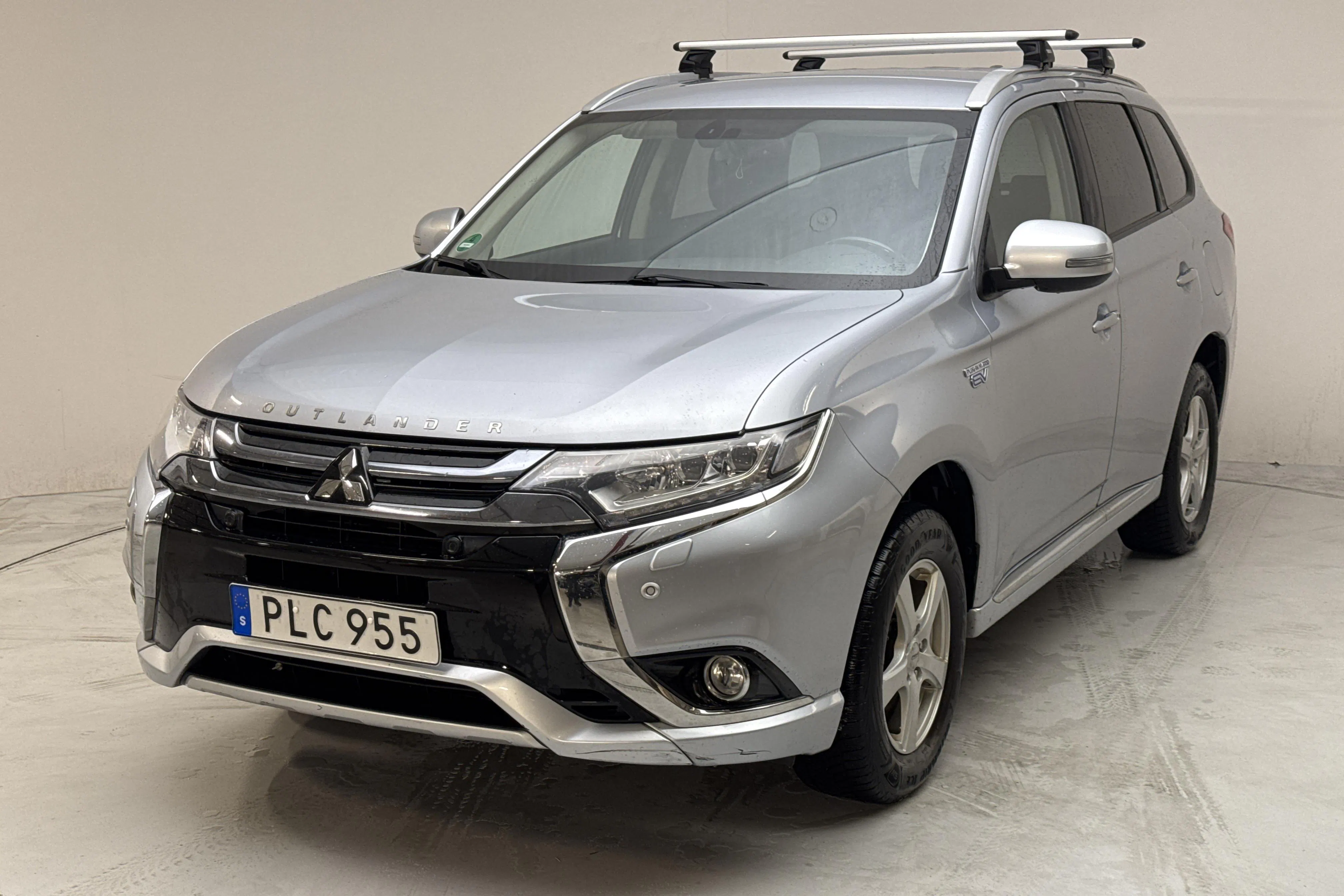 Presentationsfoto 1 av 17: Mitsubishi Outlander 2.0 Plug-in Hybrid 4WD (203hk) - 14 469 mil - Automat - silver - 2017