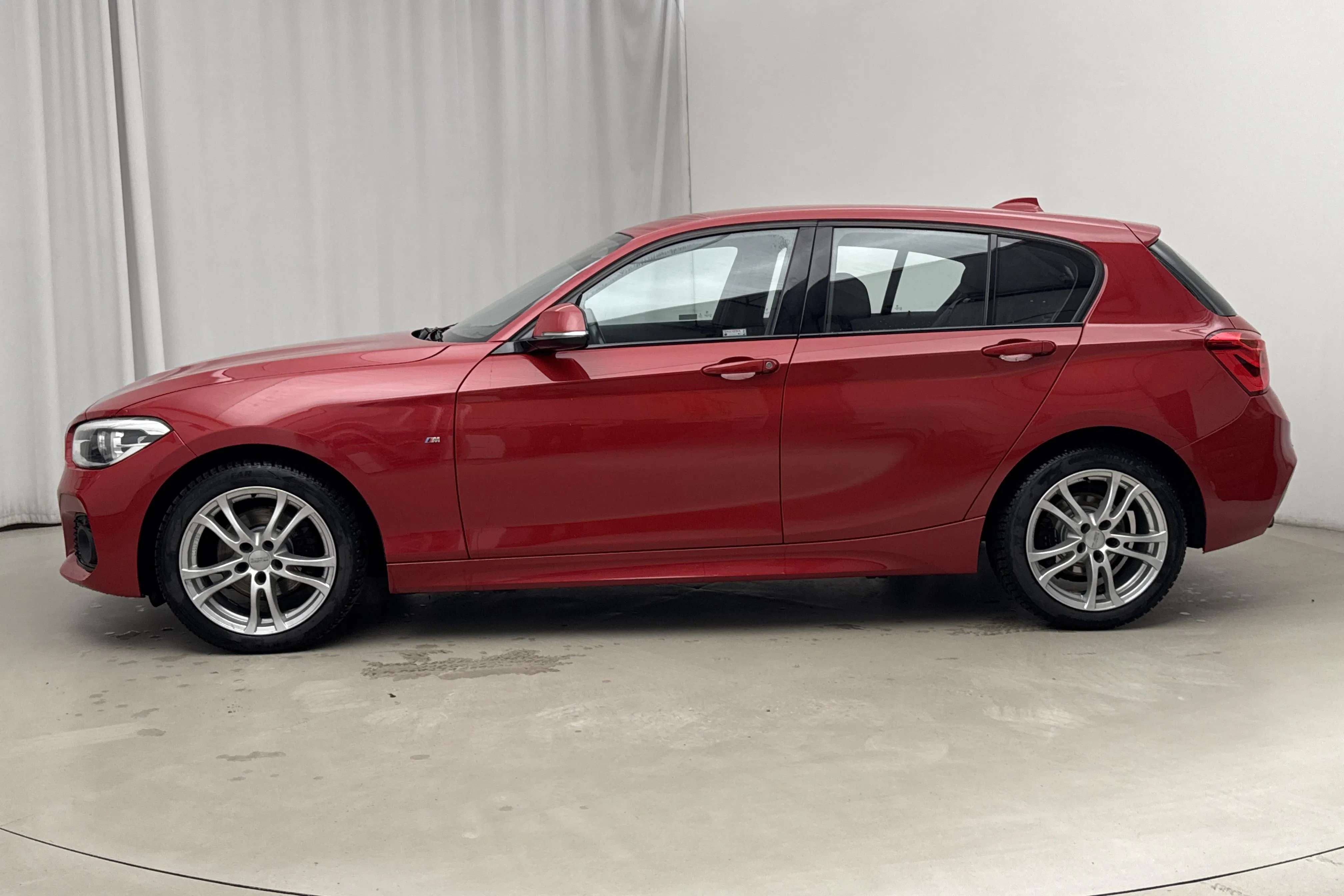 Presentationsfoto 2 av 15: BMW 118d xDrive 5dr, F20 (150hk) - 7 191 mil - Manuell - röd - 2017