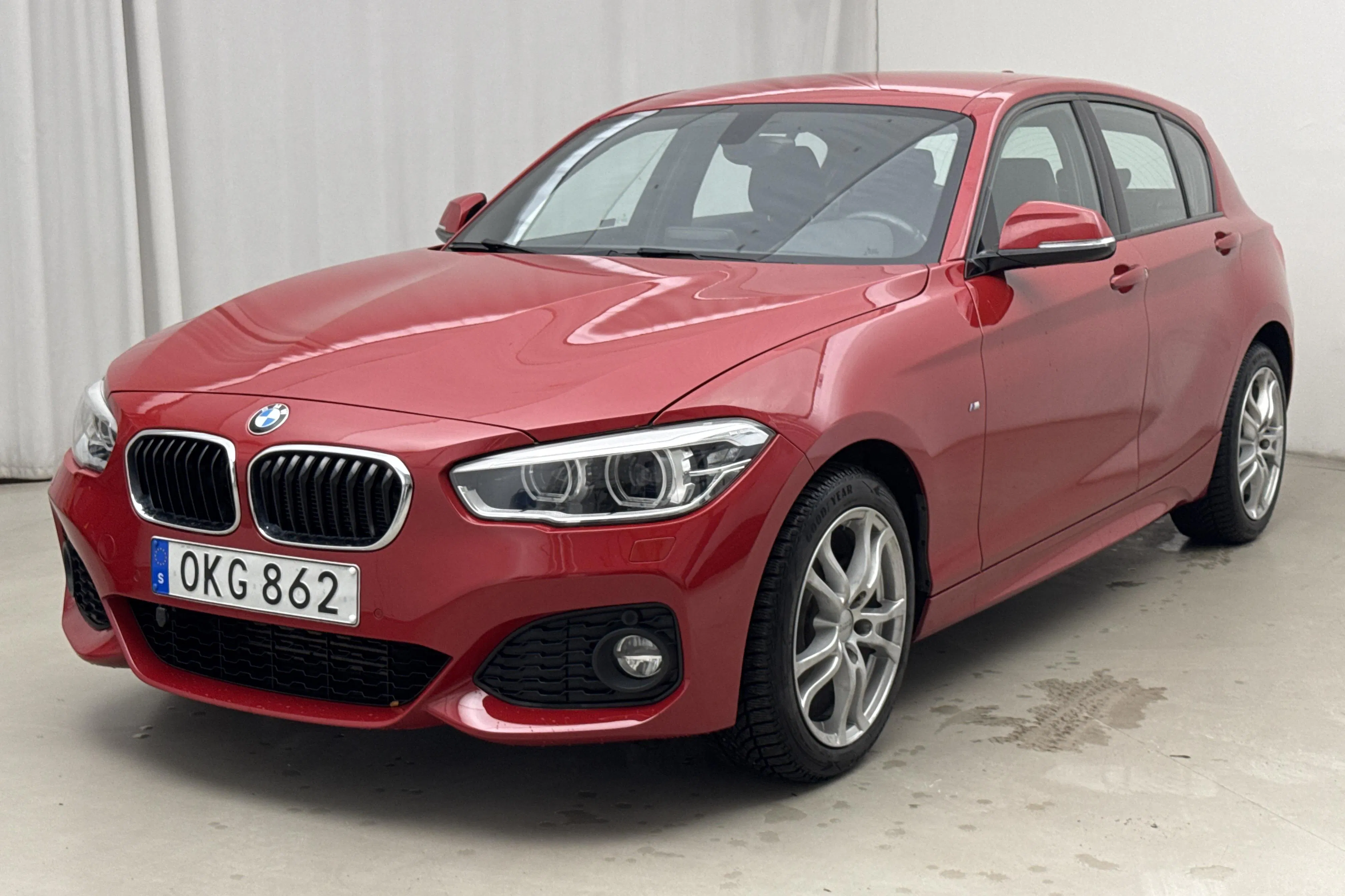Presentationsfoto 1 av 15: BMW 118d xDrive 5dr, F20 (150hk) - 7 191 mil - Manuell - röd - 2017