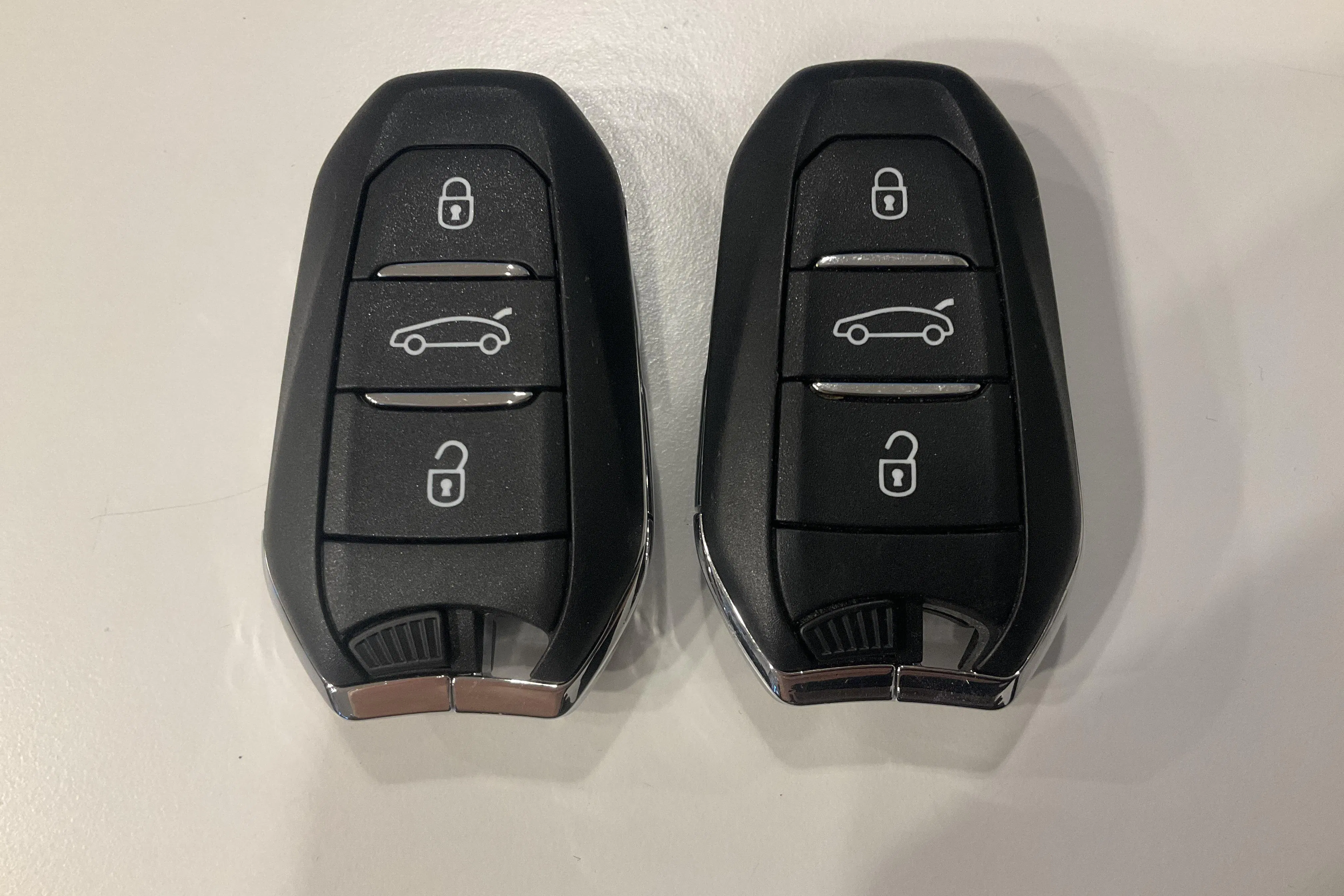 Presentationsfoto 19 av 19: Peugeot 3008 1.2 Hybrid (145hk) - 2 611 mil - Automat - blå - 2025