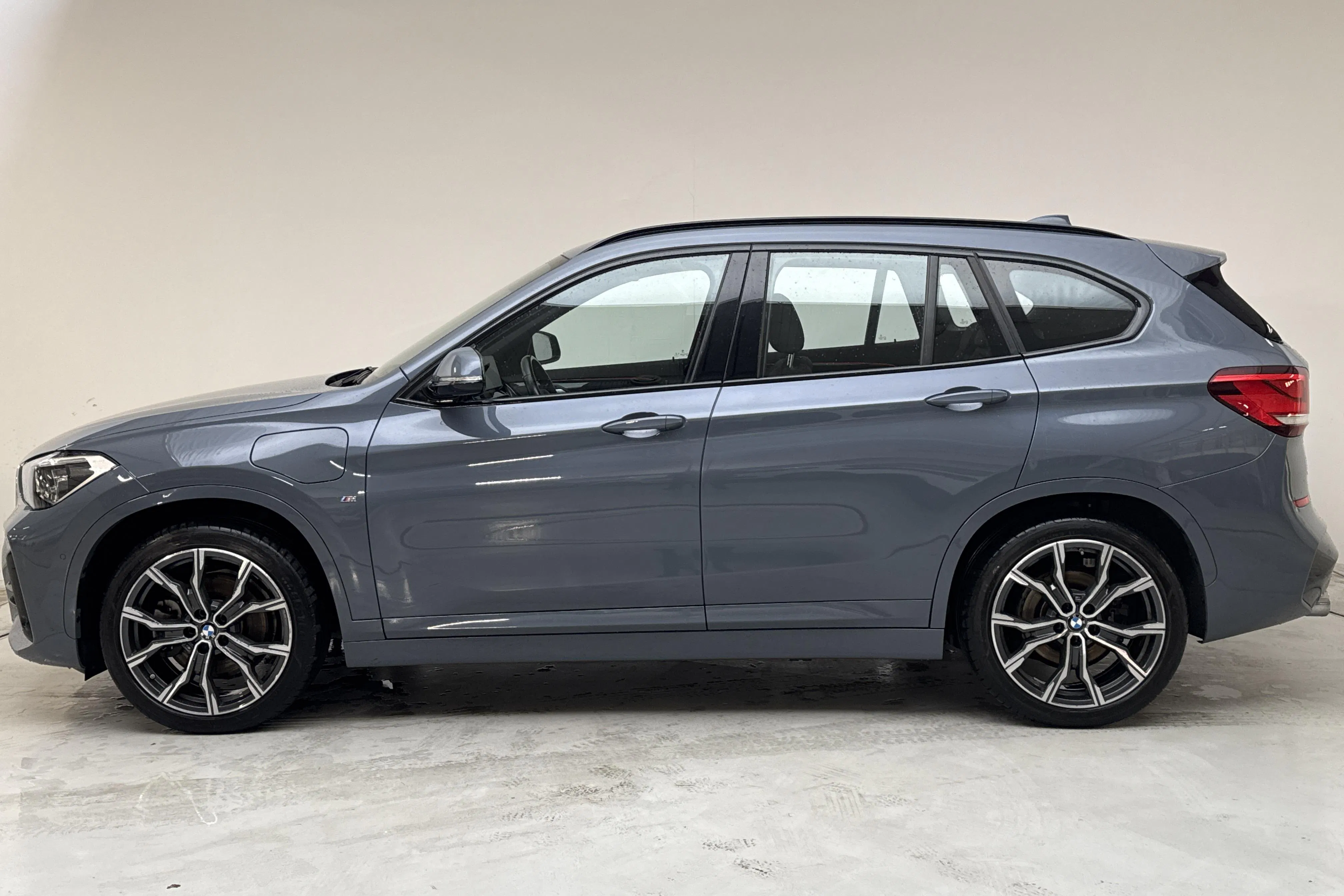 Presentationsfoto 2 av 18: BMW X1 xDrive25e 9,7kWh LCI, F48 (220hk) - 4 868 mil - Automat - Mörkgrå - 2022
