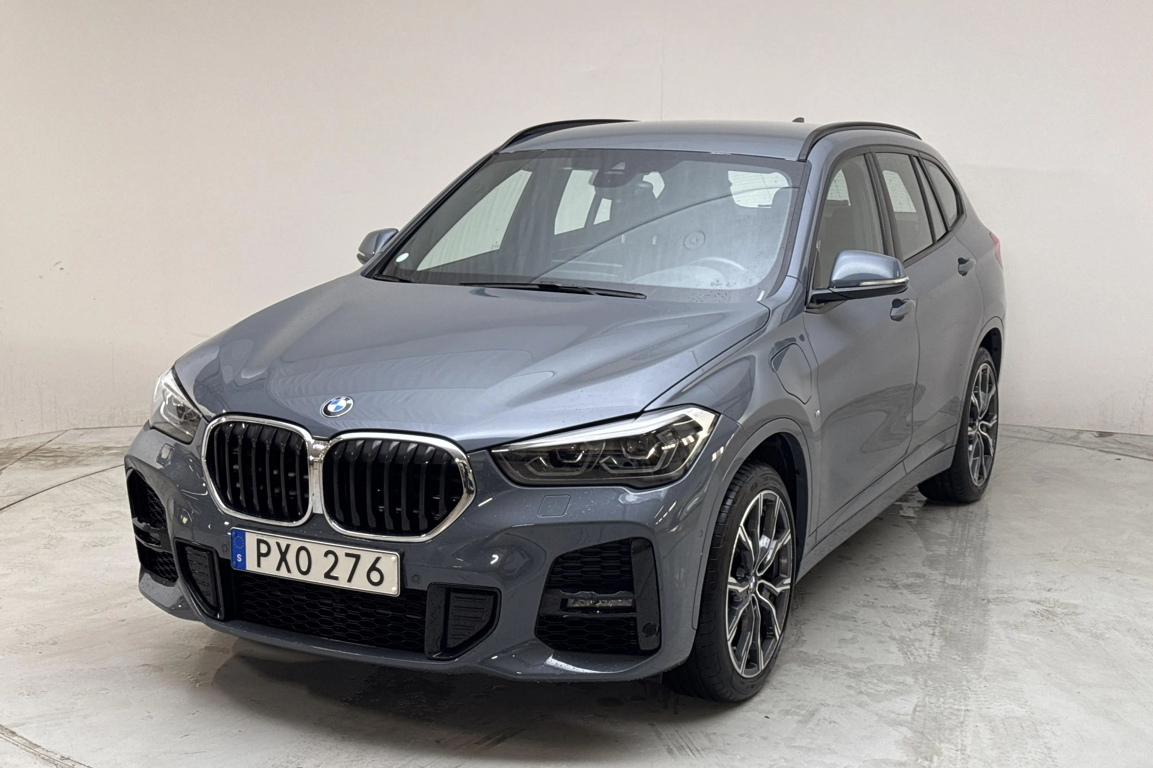 Presentationsfoto 1 av 18: BMW X1 xDrive25e 9,7kWh LCI, F48 (220hk) - 4 868 mil - Automat - Mörkgrå - 2022