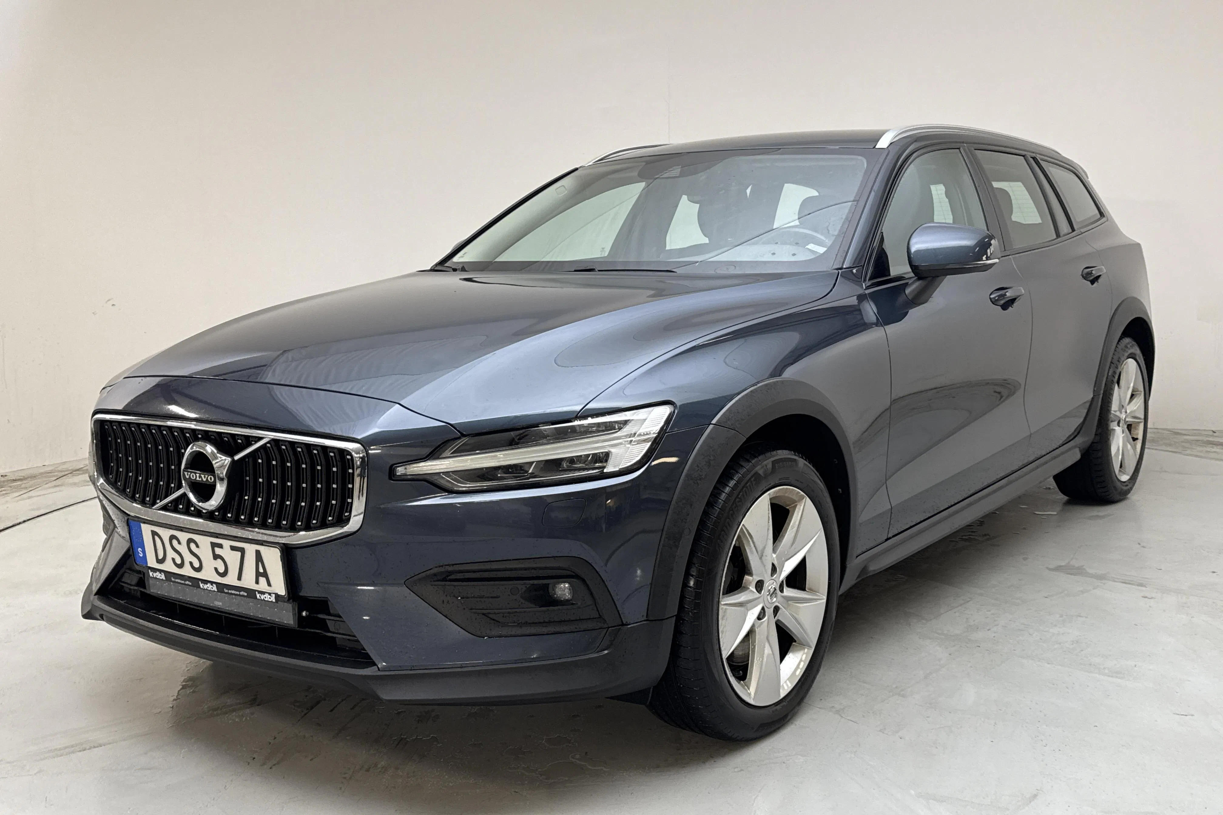 Presentation photo 1 of 16: Volvo V60 B4 Cross Country AWD Mildhybrid, Diesel (197hk) - 166 130 km - Automatic - dark blue - 2022