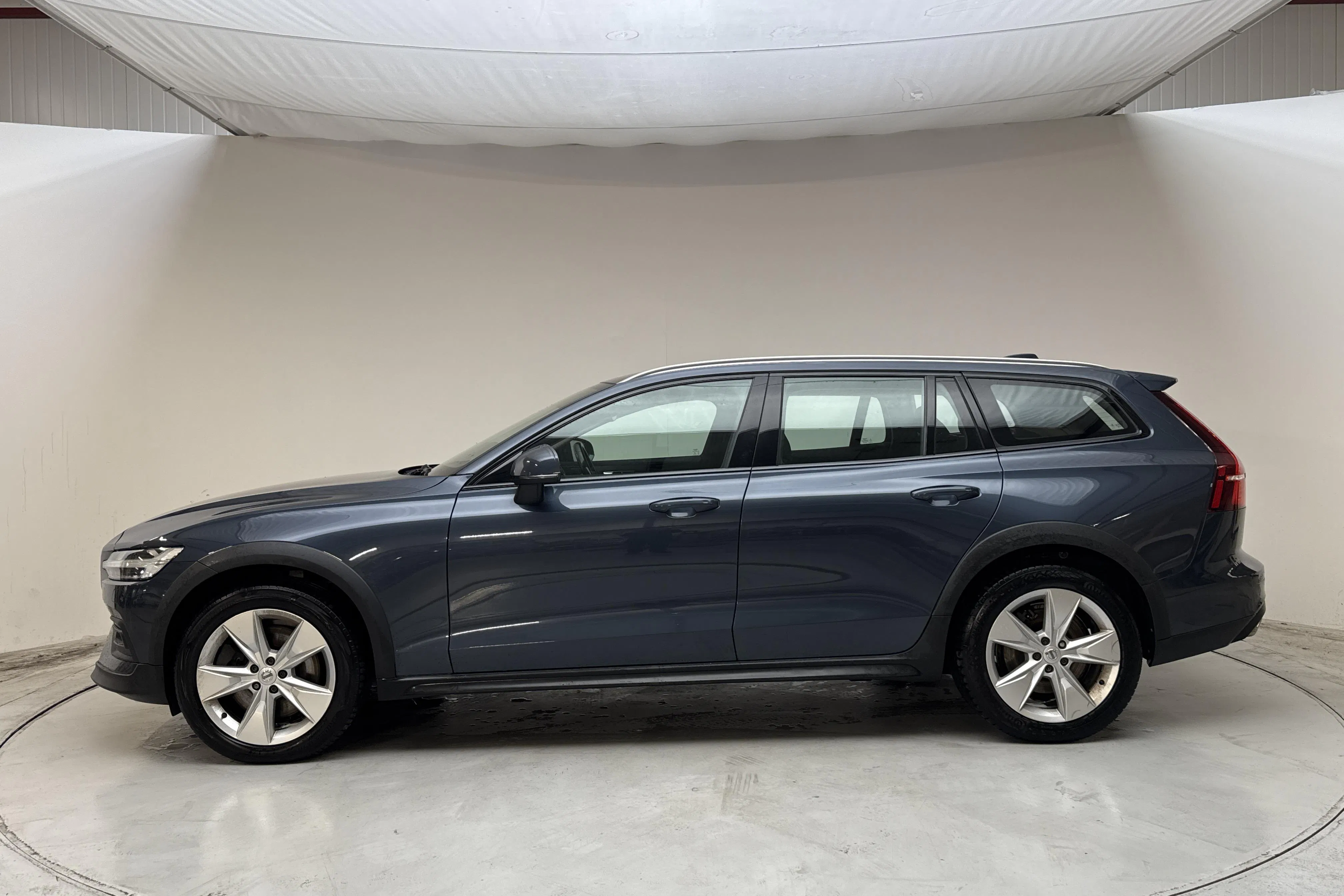 Presentation photo 2 of 16: Volvo V60 B4 Cross Country AWD Mildhybrid, Diesel (197hk) - 166 130 km - Automatic - dark blue - 2022