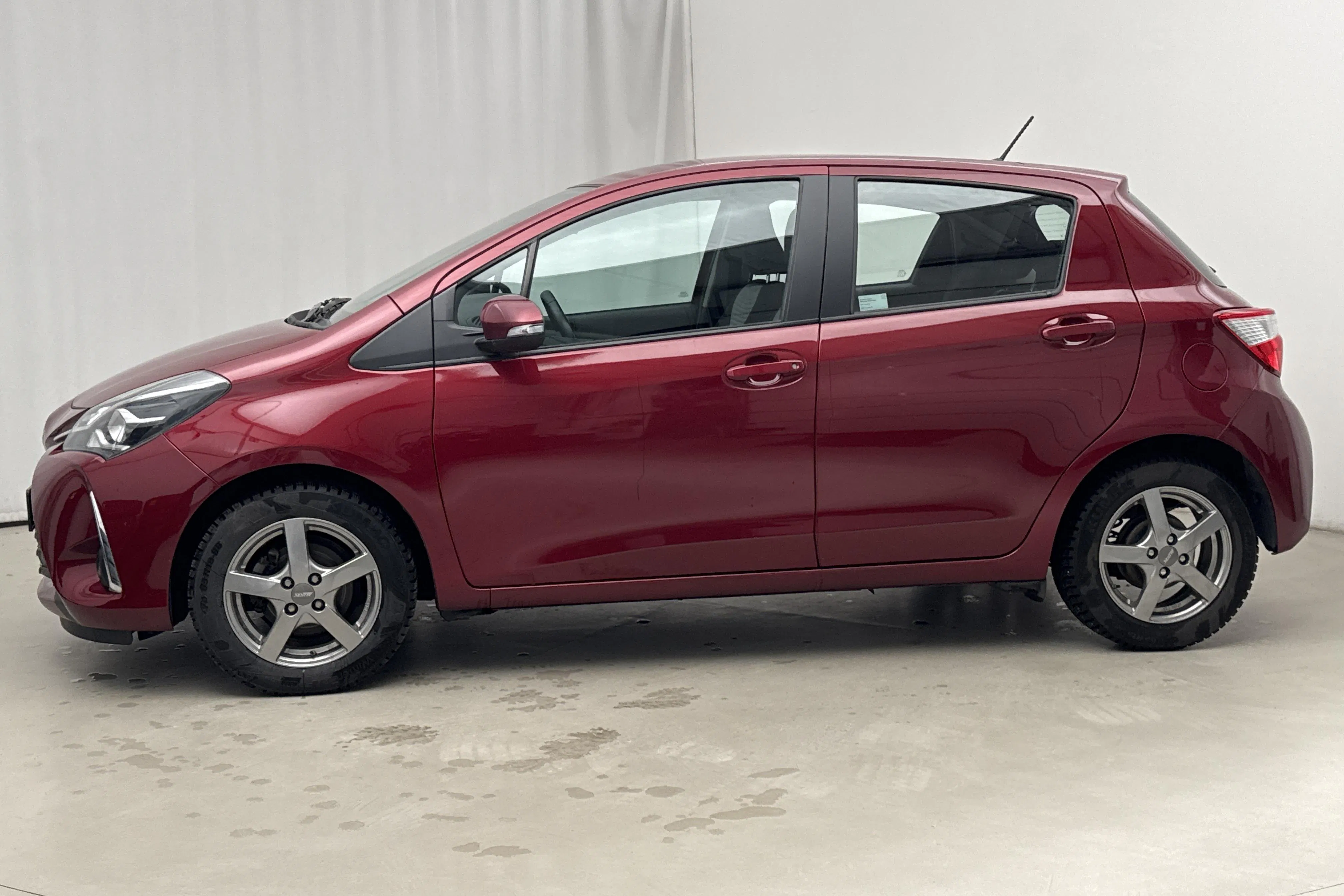 Presentationsfoto 2 av 17: Toyota Yaris 1.5 5dr (111hk) - 4 676 mil - Automat - röd - 2019