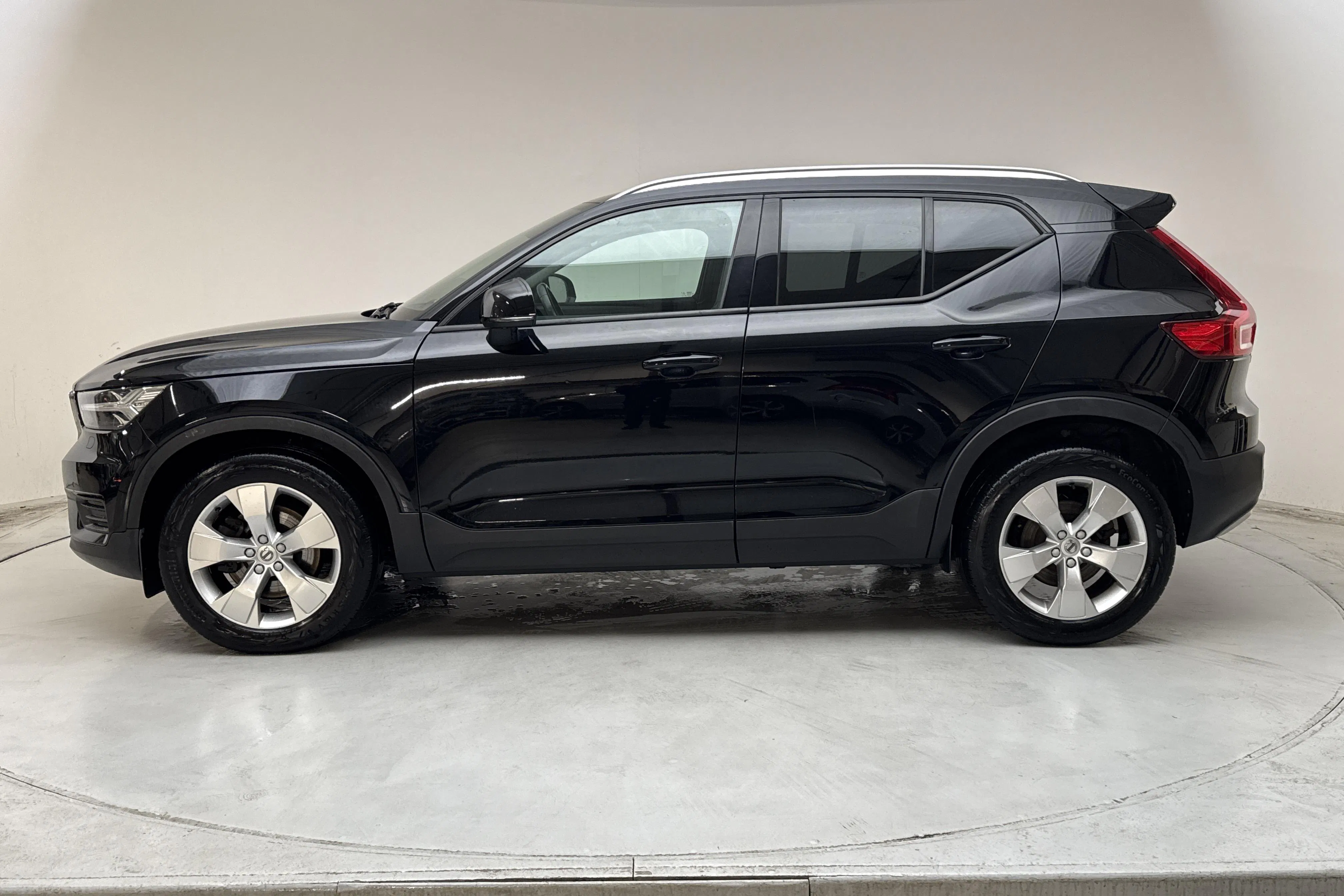 Presentationsfoto 2 av 14: Volvo XC40 B4 2WD (197hk) - 10 452 mil - Automat - svart - 2022