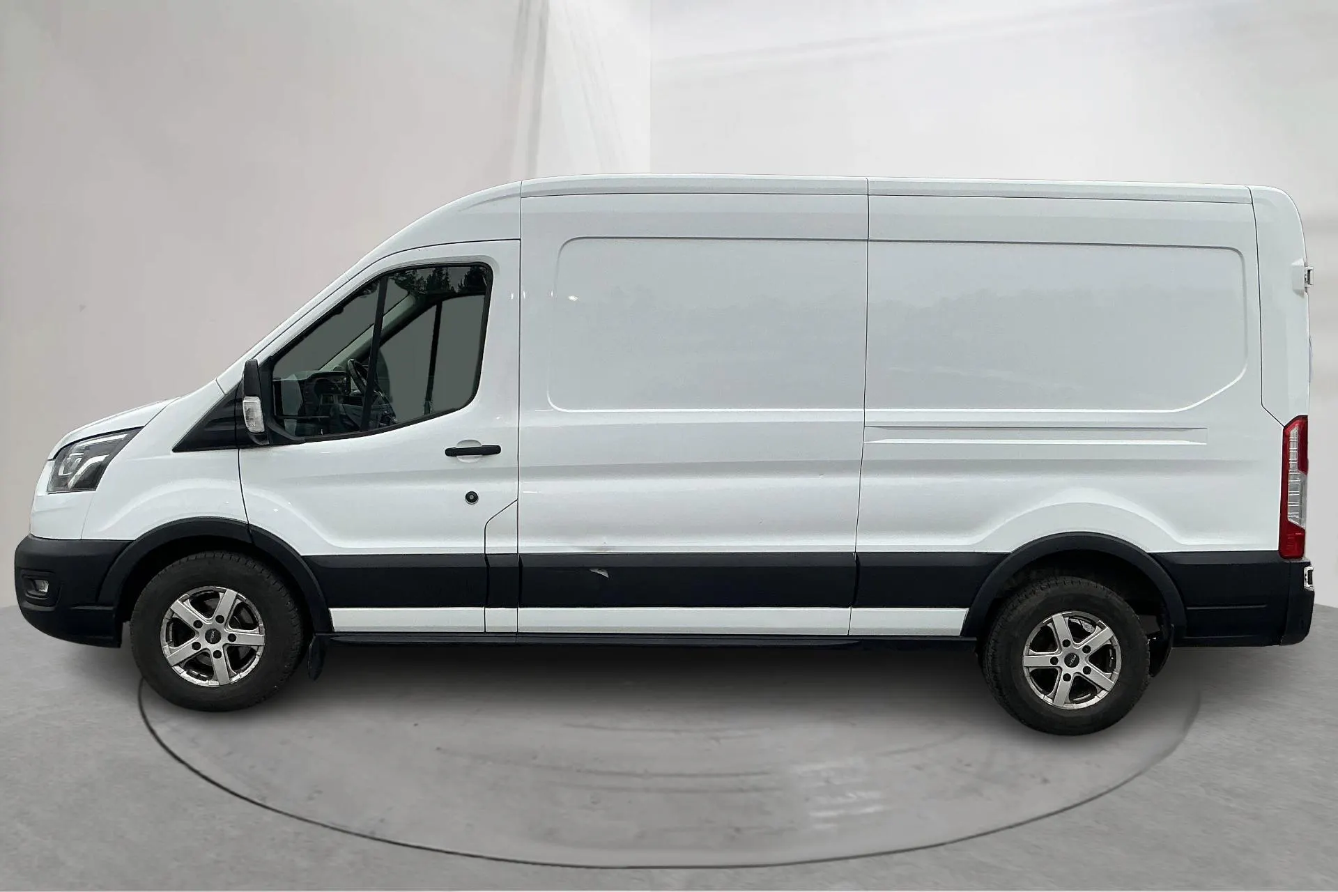Presentation photo 2 of 17: Ford Transit 350 2.0 TDCi 2WD Skåp (170hk) - 151 060 km - Automatic - white - 2019