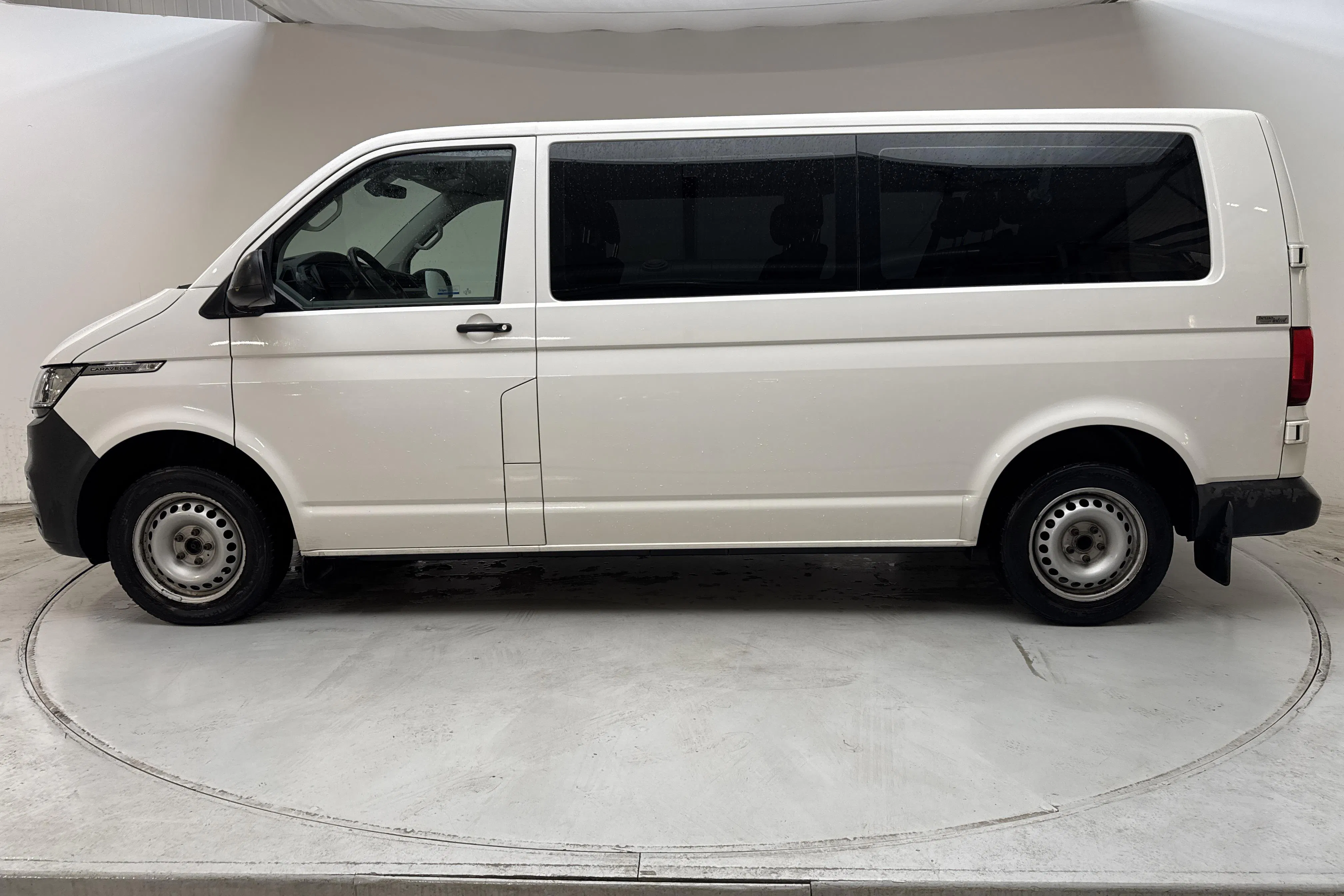 Presentationsfoto 2 av 14: VW Caravelle 2.0 TDI BMT (150hk) - 9 319 mil - Automat - vit - 2021