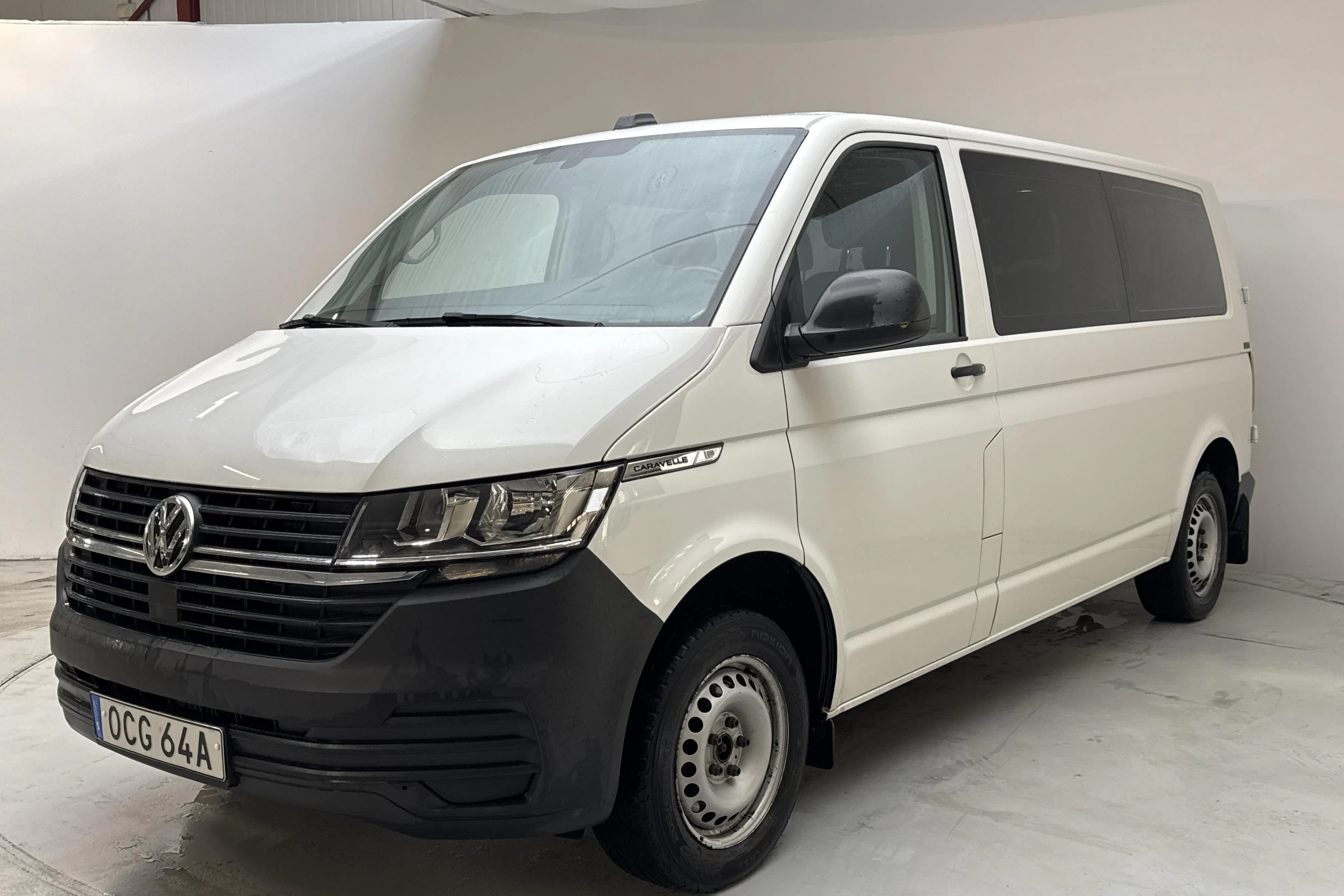 Presentationsfoto 1 av 14: VW Caravelle 2.0 TDI BMT (150hk) - 9 319 mil - Automat - vit - 2021