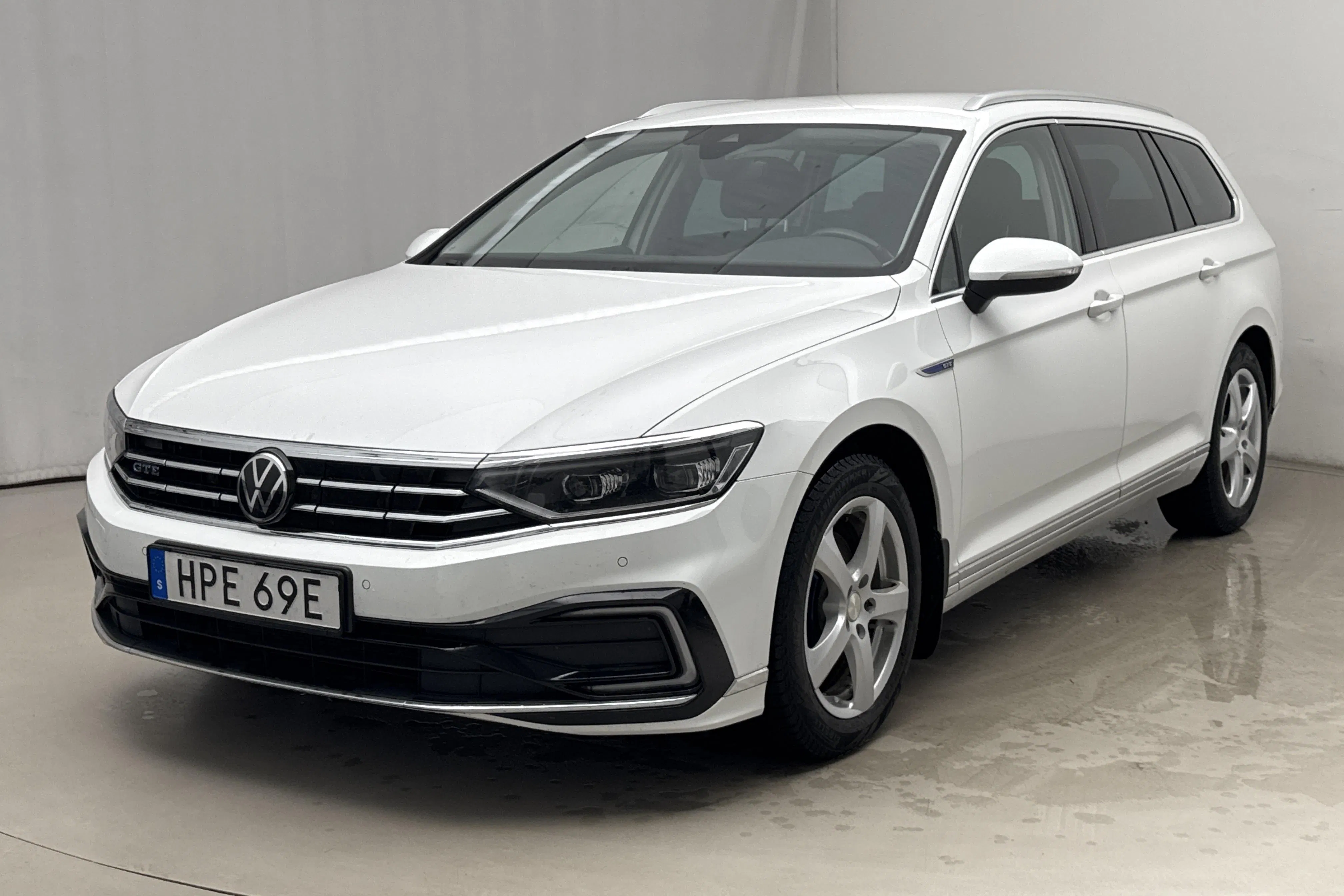 Presentationsfoto 1 av 22: VW Passat 1.4 GTE Sportscombi (218hk) - 14 652 mil - Automat - vit - 2021