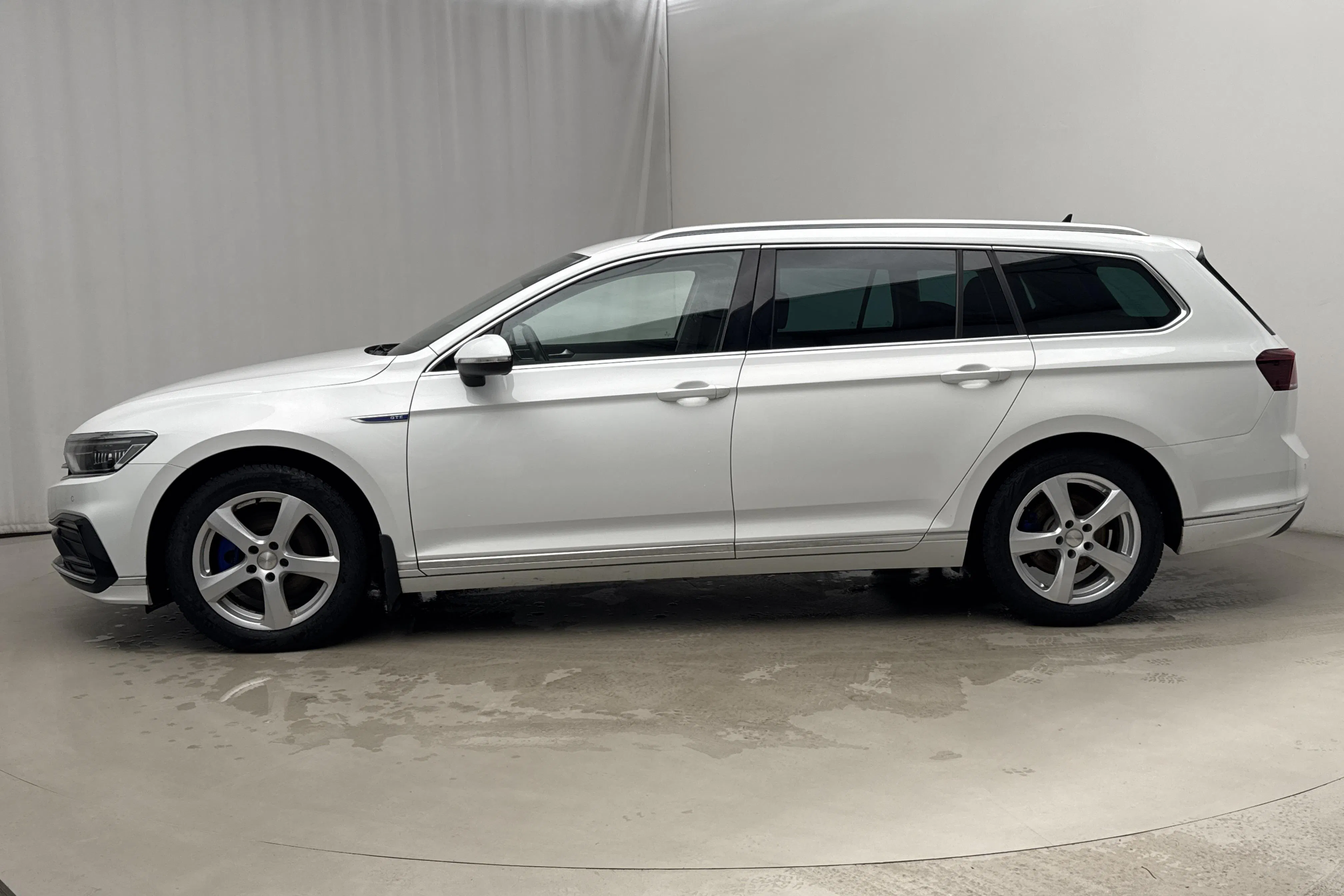 Presentationsfoto 2 av 22: VW Passat 1.4 GTE Sportscombi (218hk) - 14 652 mil - Automat - vit - 2021
