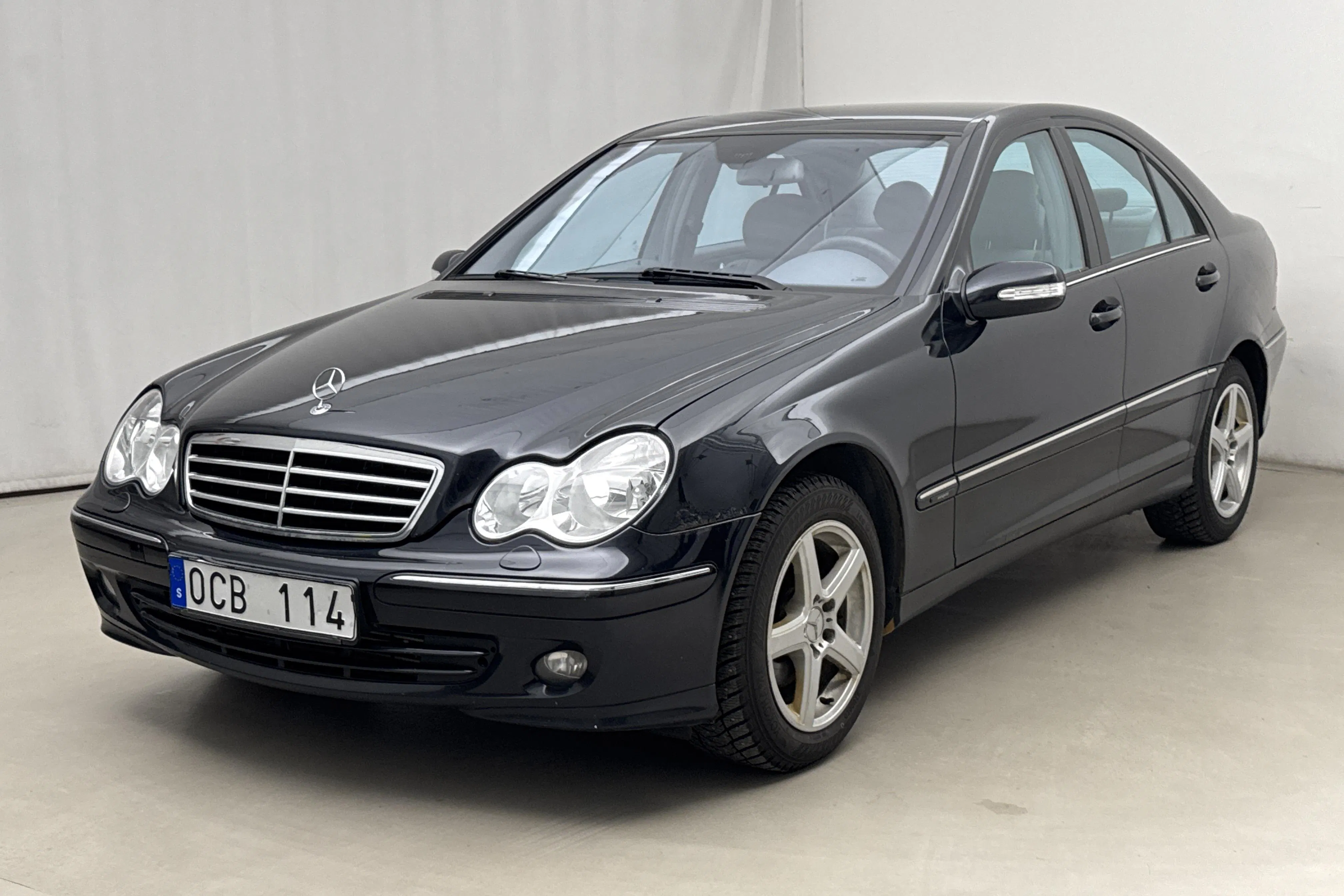Presentationsfoto 1 av 15: Mercedes C 180 Kompressor W203 (143hk) - 22 248 mil - Manuell - svart - 2007
