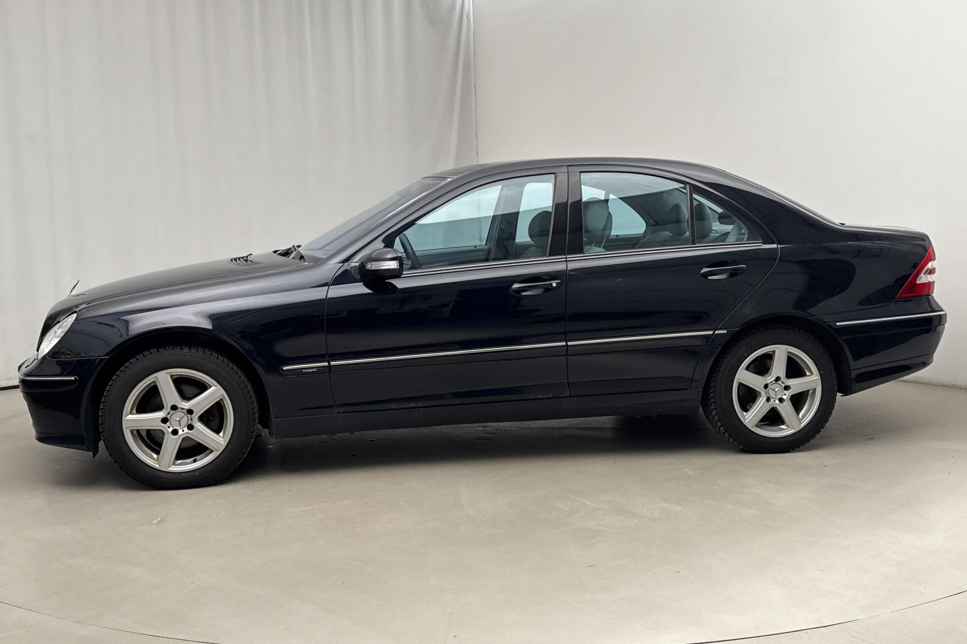 Presentationsfoto 2 av 15: Mercedes C 180 Kompressor W203 (143hk) - 22 248 mil - Manuell - svart - 2007