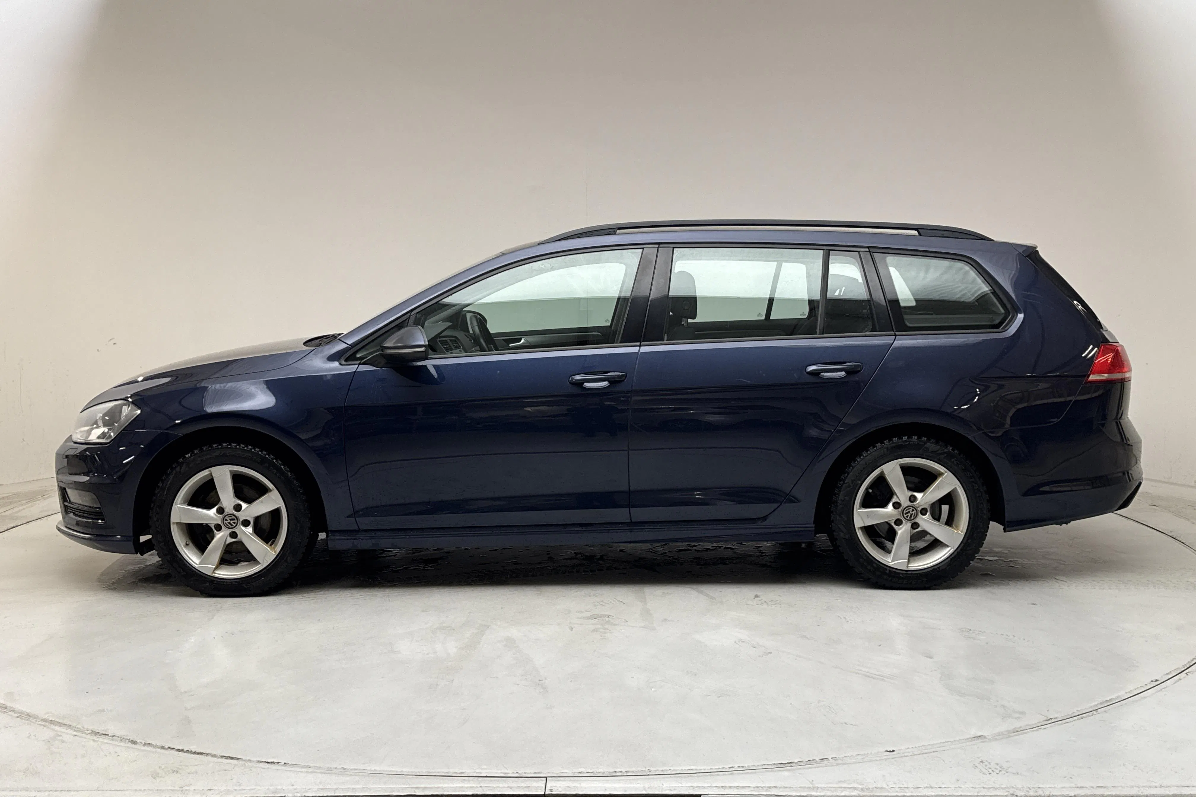 Presentationsfoto 2 av 14: VW Golf VII 1.2 TSI Sportscombi (105hk) - 14 748 mil - Manuell - Mörkblå - 2015