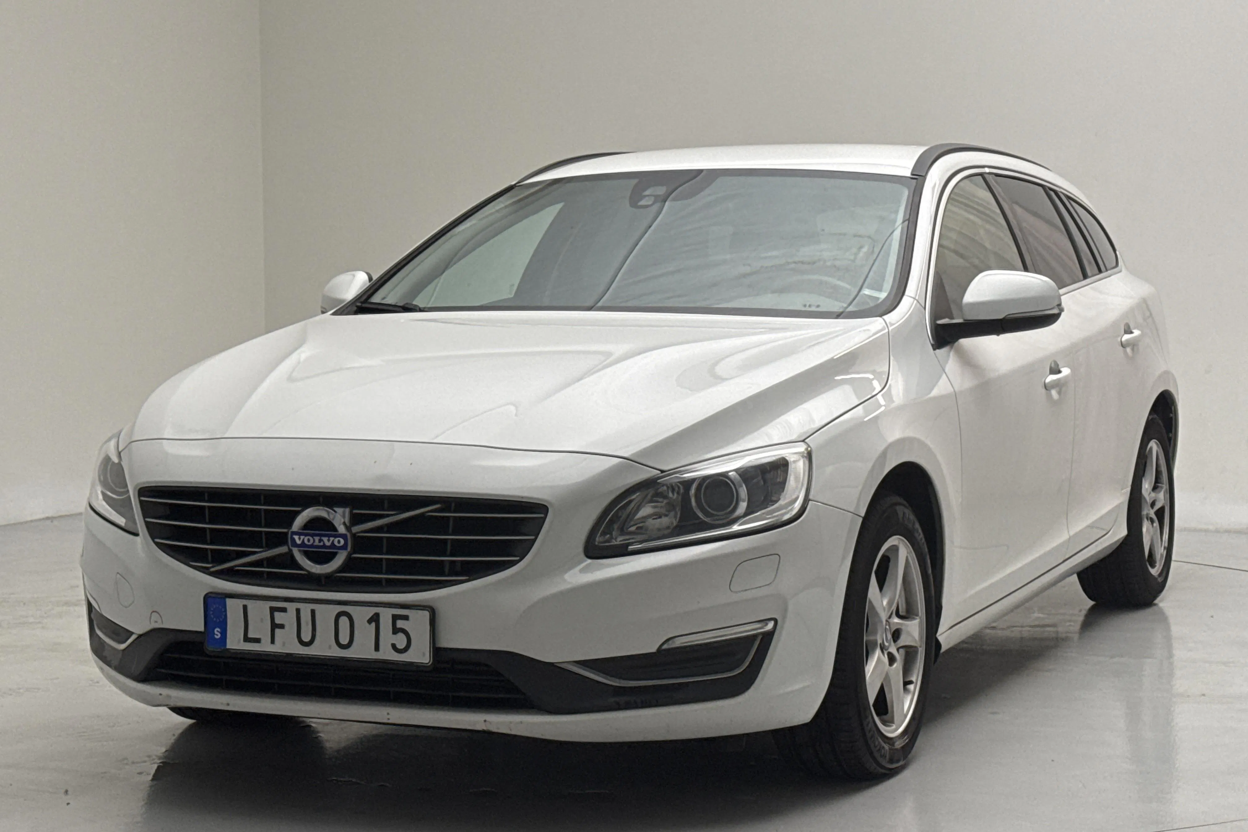 Presentationsfoto 1 av 13: Volvo V60 D4 (190hk) - 20 816 mil - Manuell - vit - 2016