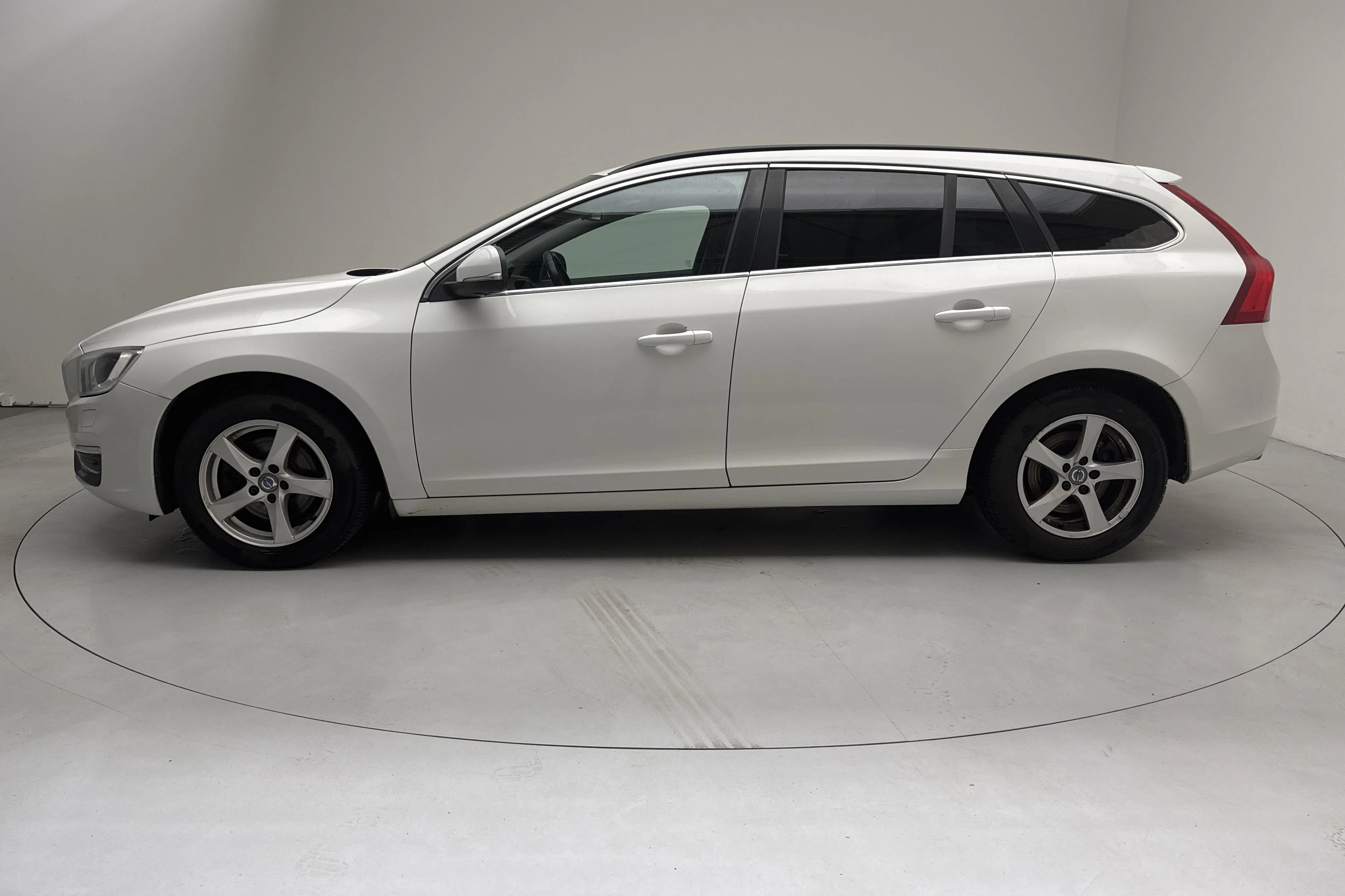 Presentationsfoto 2 av 13: Volvo V60 D4 (190hk) - 20 816 mil - Manuell - vit - 2016